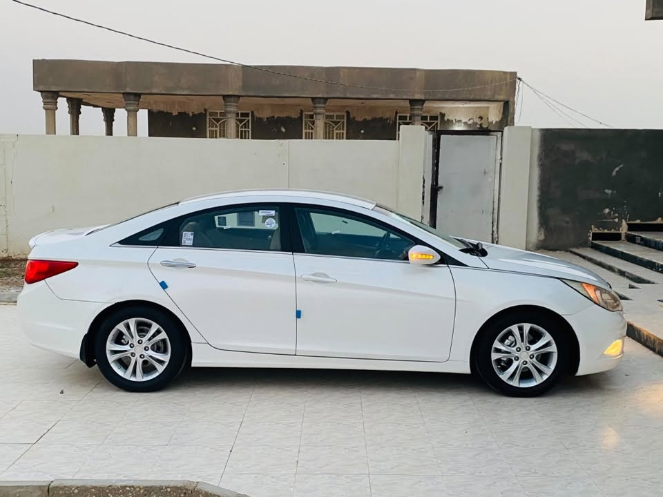السلام عليكم
***********
هيونداي سوناتا موديل 2010 وارد خليجي رقم بصره تحويل . السياره كفالة من الضربه والصبغ والتبديل والفتح بيها سحبة كرت بمقدمة البنيد اثر جراد فقط .كير ومحرك شرط الفحص والمحرك 2400 دوش ما مفتوح كير 6 نمر مكفولات . السياره جاهزه للاخير حدادية صدر امامي وخلفي جديد طخم تاير جديد كهربائيات كلها شغاله دواخل وتراي حلو . مواصفات السياره مري شفط تحكمات ستيرن حساس خافي شاشة تاب 
مكان السياره ناصريه
السعر المطلوب (93) وبيها مجال جدا بسيط
رجاءً فقط الشراي يتصل
