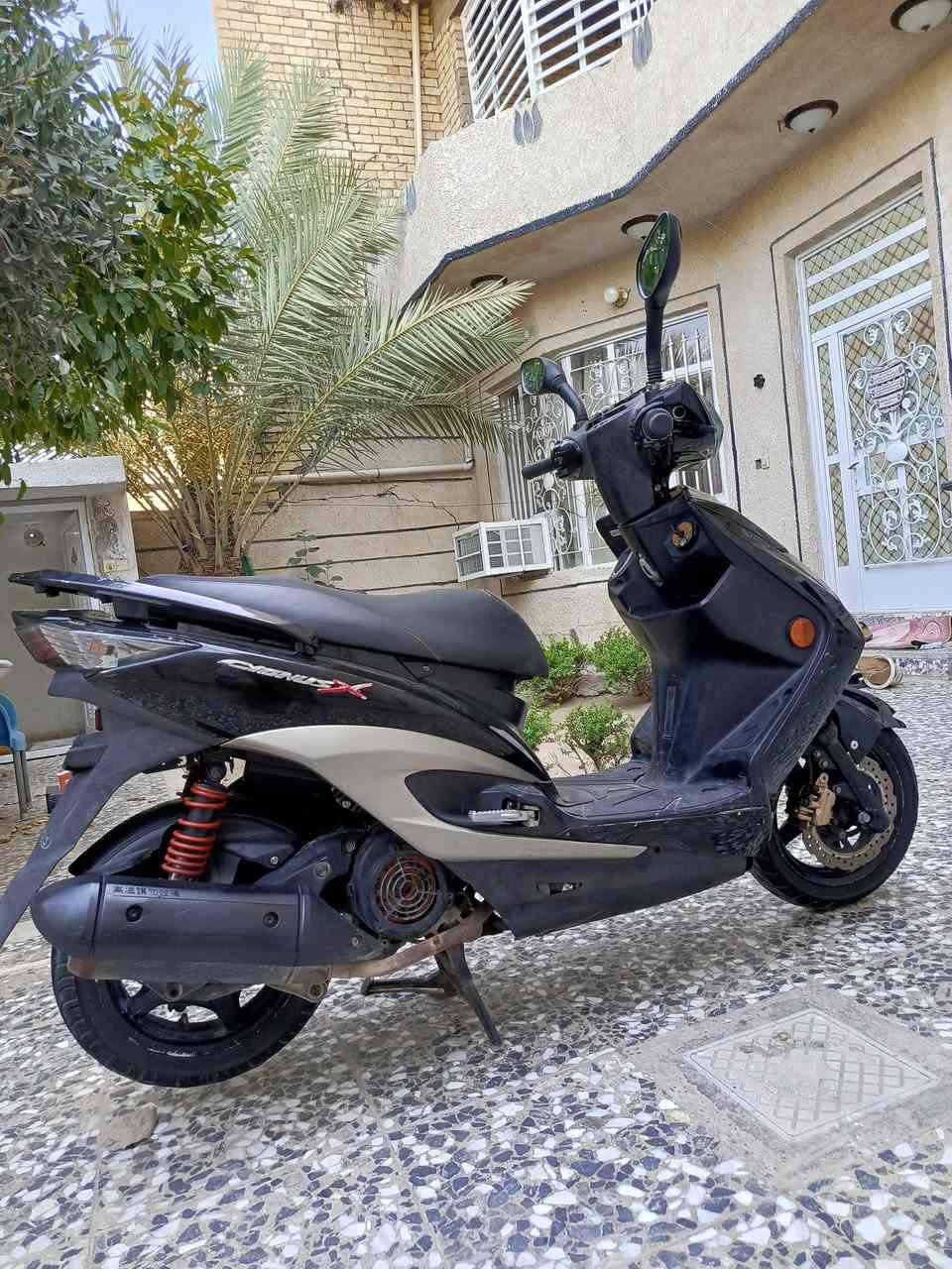 دراجة سكنس لد نوزل خطين طلاعات  اوراق كاملة مكفولة كفالة عامة اي نقص ما بيها نكرة بكل وقت محركها مكفول ما مفتوح لا نضوح ولا تبخير ناعم كفراتها بلادية كهربائيات كلها كاملة قفل جنطة قفل استيرن اوراقها كاملة سعرها 950 مكاني الشعلة ‏‪***********‬‏
