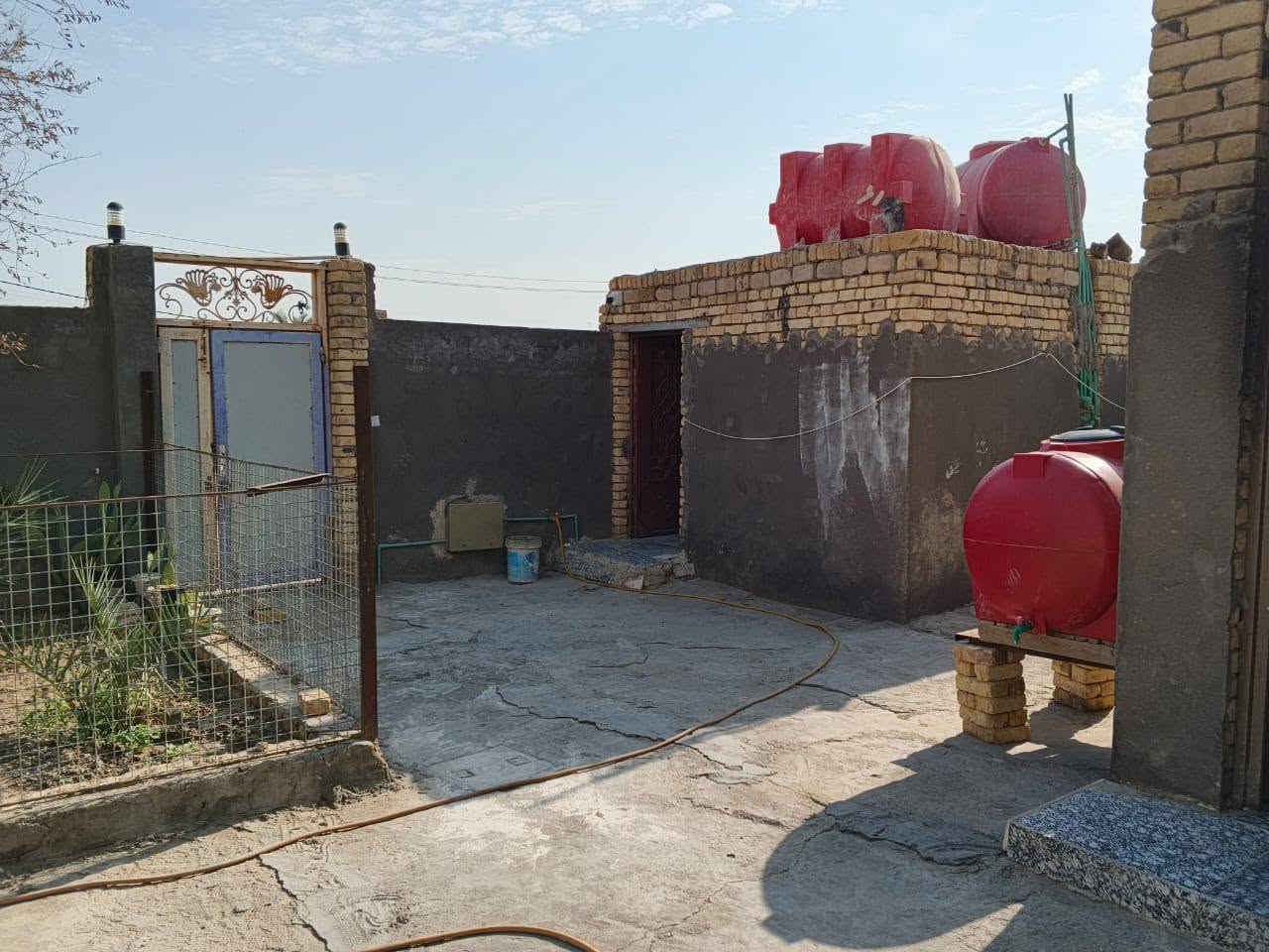 بيت للبيع بحي الكاظم يم صالون زهرة بغداد شارع 60 مقابيل حي جسوم المساحه 310 يتكون من غرفتين وصالتين ومطبخ مساحتهن 5 ب 4 من غير الديوانيه 7 ب 4 وصحيات داخليه وخارجيه ومغزن فوك لسطح وحديقه. *********** تواصل
