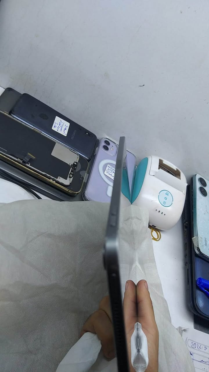 سلام عليكم ايباد ١١ برو ذاكرة ٢٥٦ للبيع مكاني زعفرانبه جهاز مكفول  بس بي اثر مال رطوبة مثل ماموضح بل فديو لي يريده ينطيني بي سعر وهله بي الكهاز مال العاب مشا لله كلش قوي ١٢٠ فربم بكل الالعاب لي يريده هاذه واتسابي *********** اعلة سعر ابيع
