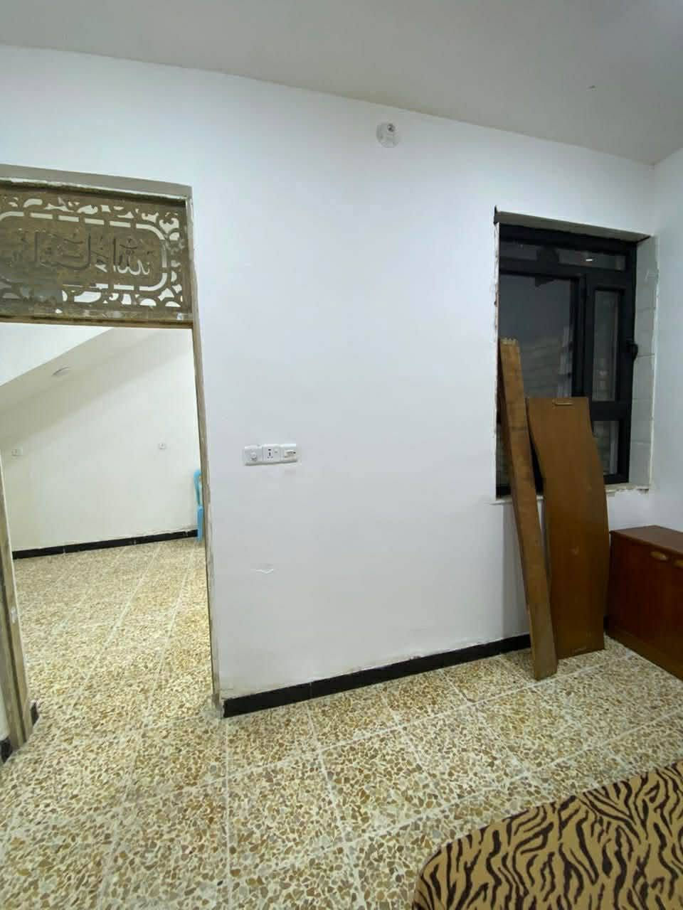 بيت للبيع مساحه ١٠٠م مربع طابو زراعي 25قرار محكمه  موقع الزعفرانيه مجاور الامانه تبليط شارع شيخ مناف

لبيت طابقين البناء طابوك 2026 فقط البيتوته بلوك

طابق الاول يحتوي على 

استقبل مطبخ  صاله حمام داخلي وحمام خارجي

غرفه نوم منور 

الطابق الثاني يحتوي على غرفتين نوم وصاله وحمام غير كامل الحمام

التواصل ***********وتساب
