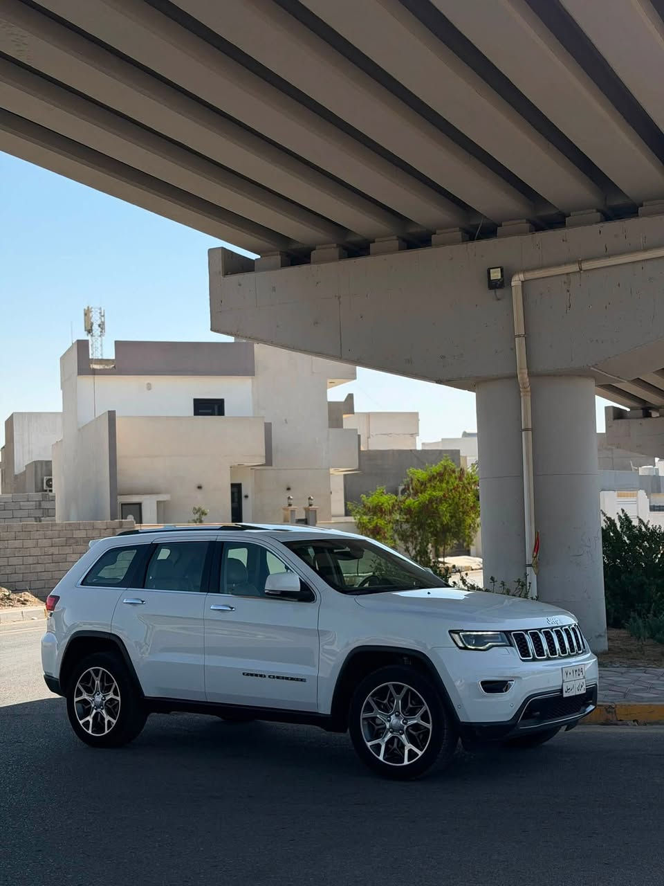 Jeep Grand Cherokee 2020 خليجي فول 1/1 - فئة / Limited Plus 
بانوراما، ويل 20 كروم، لايت عدسات LED، وحساسات امامية خلفية 
المحرك والميكانيك - وارد خليجي
•  المحرك: 3.6 لتر V6 Pentastar - 6 سلندر - 295 حصان 
•  الكير: اوتوماتيك 8 نمر ZF
•  الخليجي : راديتر تبريد اكبر، مروحة اقوى، فلتر هواء صحراوي، ودهن يتحمل حرارة
المواصفات الخارجية اللي مبينة بالصورة
•  سقف بانورامي يفتح بالكامل 
•  صندوق كهربائي يفتح بالقدم
•  لايتات زينون + LED نهاري + كشافات ضباب
•  ويل 20 انج كروم الماسي
•  دخول ذكي بصمة على 4 ابواب + تشغيل عن بعد
•  حساسات امامية وخلفية + كاميرا خلفية 
•  مرايا كهربائية بيها تدفئة وطي اوتو

داخلية الفول فول
•  المقاعد: جلد طبيعي لون بيج ، تدفئة وتبريد تدفئة ستيرن 
•  كهرباء: كراسي امامية كهرباء بذاكرة 8 اتجاهات، ستيرن كهرباء
•  الشاشات: شاشة كبيرة 8.4 انج Uconnect تدعم ابل كاربلاي واندرويد اوتو + شاشة عدادات 7 انج ملونة

انظمة الامان والرادارات 
•  رادار امامي + مانع تصادم اوتوماتيكي + مثبت سرعة متكيف
•  مراقبة النقطة العمياء + تنبيه حركة خلفية 
•  تحكم على المنحدرات Hill Descent Control
•  8 ايرباك، نظام ثبات ESP، مانع انزلاق، ABS، حساس ضغط اطارات، نظام تنبيه السائق
- بيها صبغ جامرلغ سايق طرف سايق وربع بونيد 
اي استفسار ***********
سعر 230$
