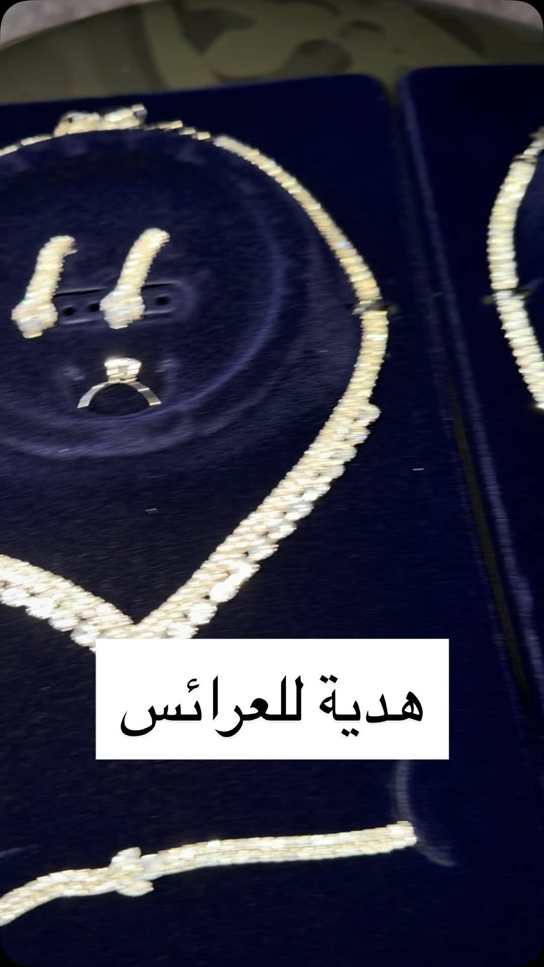العقود هدية للعرائس لاترجعوهم 
#ازياء_خلدون_للعرائس

نص مكتوب في الصور:
- هدية للعرائس