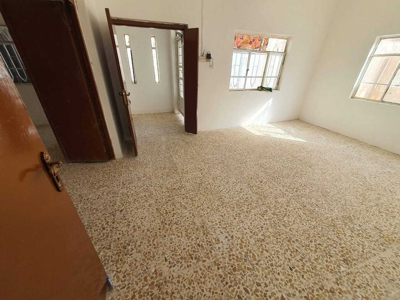 🏡 بيت للبيع 
📍الموقع : حي الفرات  تقاطع شارع الصب 
(أول فرع)
 المساحة: 200 م
نضام البناء طابقين – كل طابق 
وحدة سكنية مستقلة بالكامل 
باب مستقل لكل وحده سكنيه 
✨ التفاصيل
🔸استقبال 
 🔸 2 - غرف نوم
 🔸صالة 
 🔸مطبخ
🔸 صحيات
🔸طارمة
 🔸كراج
♦️الطابق الثاني 
🔸2 - غرف نوم 
🔸صاله 
🔸مطبخ صيحات 
⤵️لتفاصيل اكثر التواصل على
 الصفحة او الاتصال على : 
***********
أو زيارتنا في موقعنا 
📍  الديوانية ام الخيل السايدين  قرب مجمع الحسناوي 4
