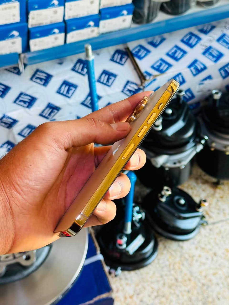iPhone 13 pro max
ذاكره 128 
بطاريه 83
نموذجm
تك سيمكرت 
جهاز كله نورمال شرط حاسبه 
بدون خلل شرط كله شغال 
سعره 585 الف 
***********
