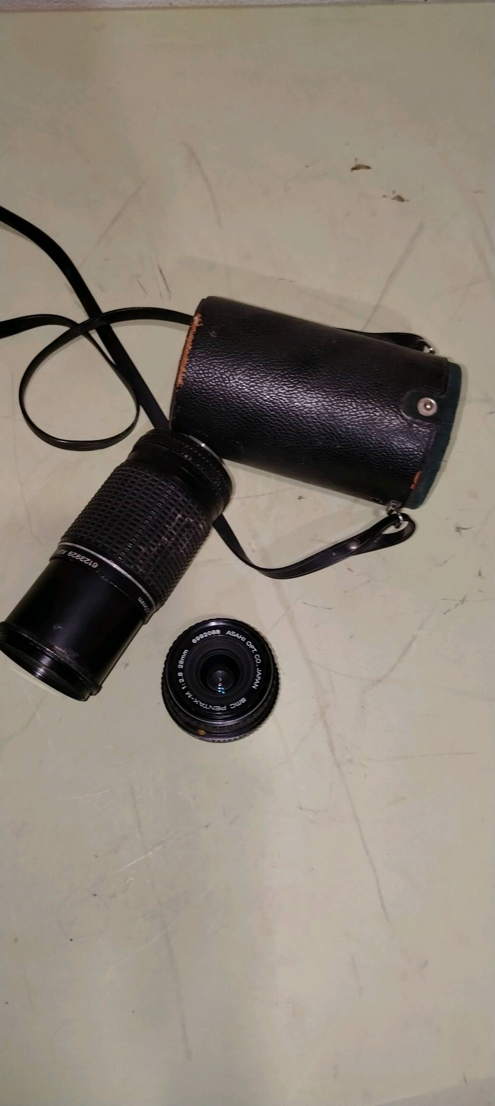 عدسات كاميرا العدد 2 وحقيبة عدسات السعر 300 ألف وبيه مجال
عدسة الكاميرا الصغيره نوعها SMC Pentax-M 28mm f/2.8
والعدسة الطويله اسمها SMC Pentax-M 200mm f
