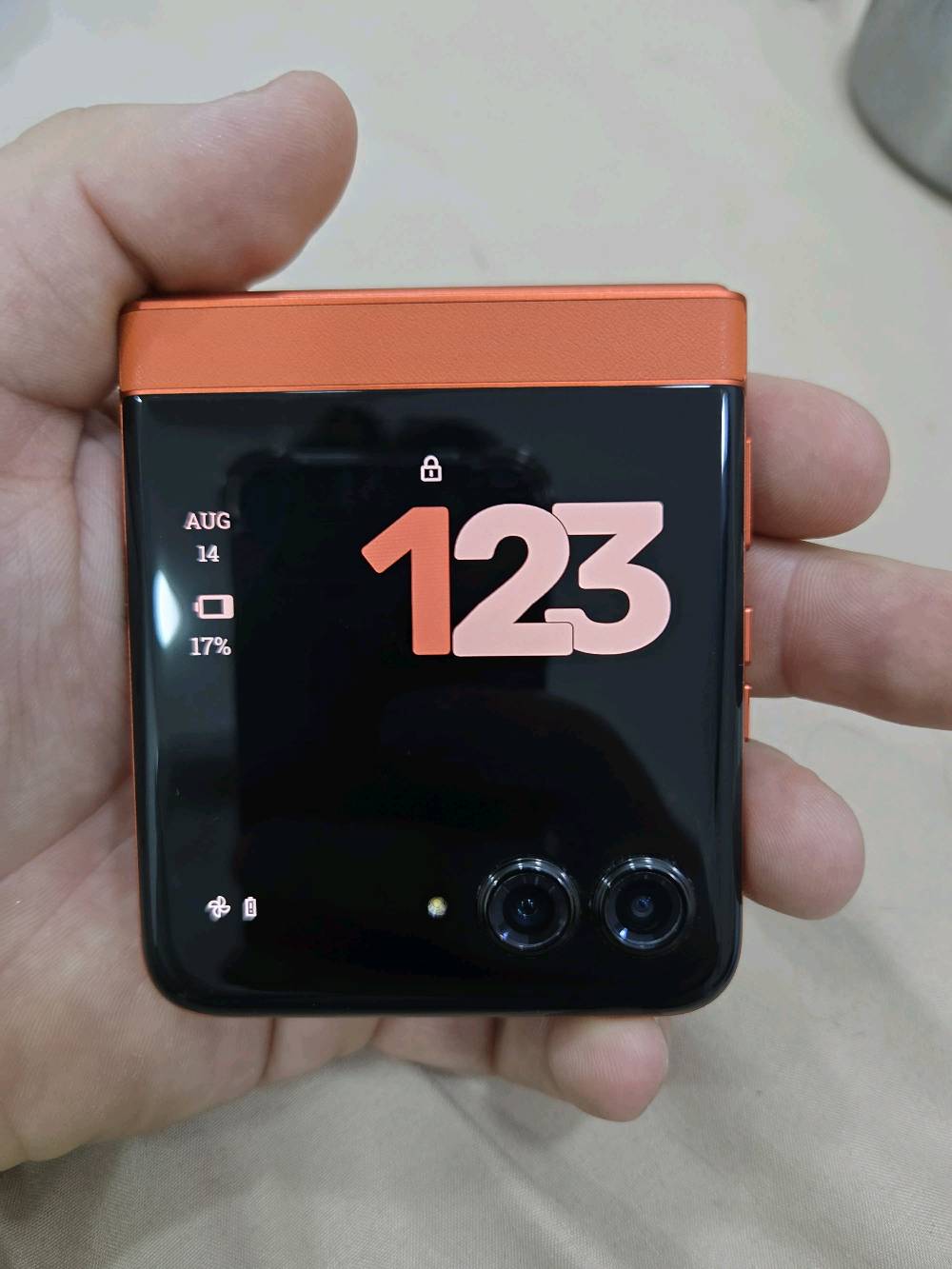 هاتف موتورلا razr 50s flep قابل للطي 
الجهاز نظافة 100% 
بطارية 100%
ذاكرة عشوائية 256Gb 
الرام 8+16=24 

الجهاز يحتوي على شاشة رئيسية قابلة للطي بقياس ستة فاصل تسعة إنش

وشاشة خارجية ممتازة بقياس ثلاثة فاصل ستة إنش.

ويعمل بمعالج MediaTek Dimensity سبعة آلاف و ثلاثمئة إكس، 

كاميرته الخلفية الأساسية دقتها خمسون ميجابايت، ويضم كاميرا أمامية بدقة اثنين وثلاثين ميجابايت وبطارية بقوة أربعة آلاف ومئتين مللي أمبير، بالإضافة إلى مقاومته للماء بمعيار أي بي إكس ثمانية

سعر الهاتف 650 الف ومجالة بسيط جدا 
يحتوي على شاحنة وكفر اصلي 
من دون باكيت الجهاز
رقم الهاتف ***********