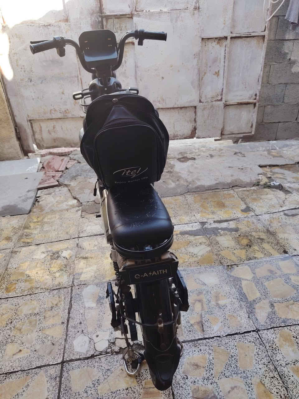 (قبل كلشي متواجد فقط واتساب واتساب واتسابببب ماعندي فيس خاص )السلام عليكم دراجه شحن للبيع حجم 20 تلمع لمع من نظافة كدامكم هاي صورها نظيفه بطاريات قبل اسبوع بدلتهن 4 السرعه مالتها 65حقيقي دبلات 4ورة ماتحس بالطسة دراجة نظيفه كلش  سعرها 230 وبيها مجال عنوان بغداد مشتل رقم (*********** ) ادمن💜💜
