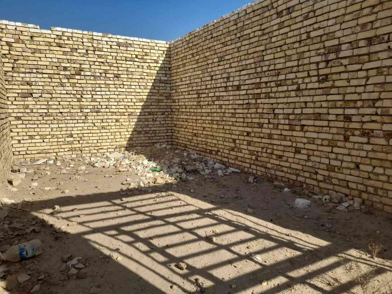 السلام عليكم
دار هيكل غير مسقف للبيع
طابو زراعي سند25 
نوع البناء //طابوق بوكس ٥٠×٥٠سم
تحويل البيت ثاني يوم بعد الشراء
العنوان / /بابل المدحتيه 
حي بابل الزراعي خلف محطة الكهرباء 
بناء حديث سنة ٢٠٢٥
عرض الشارع ١٠متر
المساحة//٣٠٠متر
الواجهه //١٠متر
قريب على التبليط جدا 
خدمات كامله من ماء وكهرباء شارع سبيس
السعر/٥٠وبي مجال
تفاصيل البيت
استقبال 
صاله كبيره 
عدد الغرف ٢
مطبخ حار وبارد
منور خلفي وجانبي 
مجمع صحيات داخليه وخارجيه
البيت موقع حلو وجيد جداً الوجي على الشارع الرئيسي
للاستفسار / ***********./  ***********
