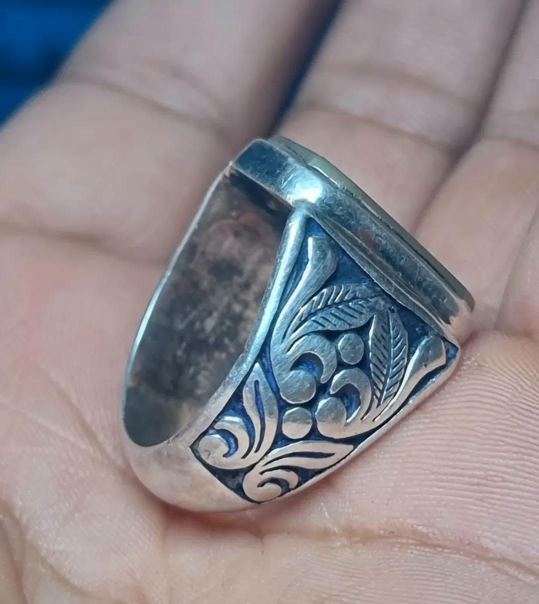 عقيق يماني  اصفر  مخطوط خط يدوي المبدع الأستاذ السيد علي ابو غربان 
                     🍋نور عيني يا حسين 🍋
بصياغه يدويه ثقيله للبيع مكاني بغداد يوجد توصيل إلى جميع المحافظات للبيع فقط فقط أحبتي الغوالي ما اراوس بس ابيع 
***********
