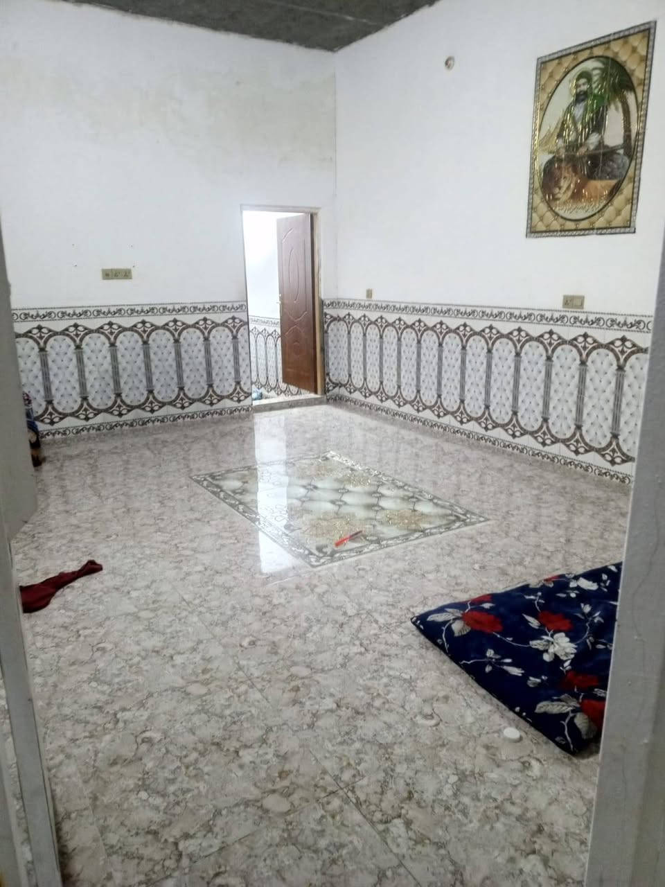 سلام عليكم يعلن مكتب الحمداني عن وجود دار سكني للبيع في حي كمال مقابل حي البكر مساحه الدار ٢٠٥ متر عدد الغرف ٢ صحيات وستقبال ومطبخ وطارمه وصحيات خارجيه السعر ٤٥ مليون وبي مجال للتواصل والاستفسار مراجعه مكتب الحمداني مفرك السده او الاتصال علئ الارقام ***********
