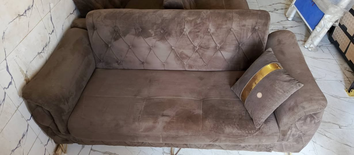 🛋️ تخم تركي للبيع 🔥
📌 الحالة: مستخدم
🪑 السعة: 10 مقاعد
🛏️ الاستخدام: يتحول إلى سرير أو يُستخدم كمخزن
✨ عملي ومناسب للبيت

📍 الموقع: الرفاعي – قرب معجنات النجفي
💰 السعر: للاستفسار مراسلة خاص 📩 تصال ***********
