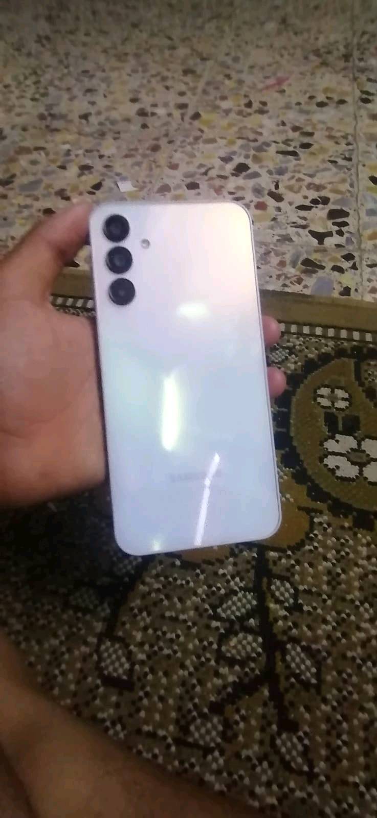 سلام عليكم 
موبايل سامسونك A15 للبيع
نضيف كلشي مامبدل بي مادخل تصليح
البطاريه. 5000 ملي امبير بطاريه ضخمه
ملاحضه. هاذي الكسور الي موضحه بل صور فقط بل الكلاسه. 
السعر166 وبي مجال للشراي
لايجود توصيل.