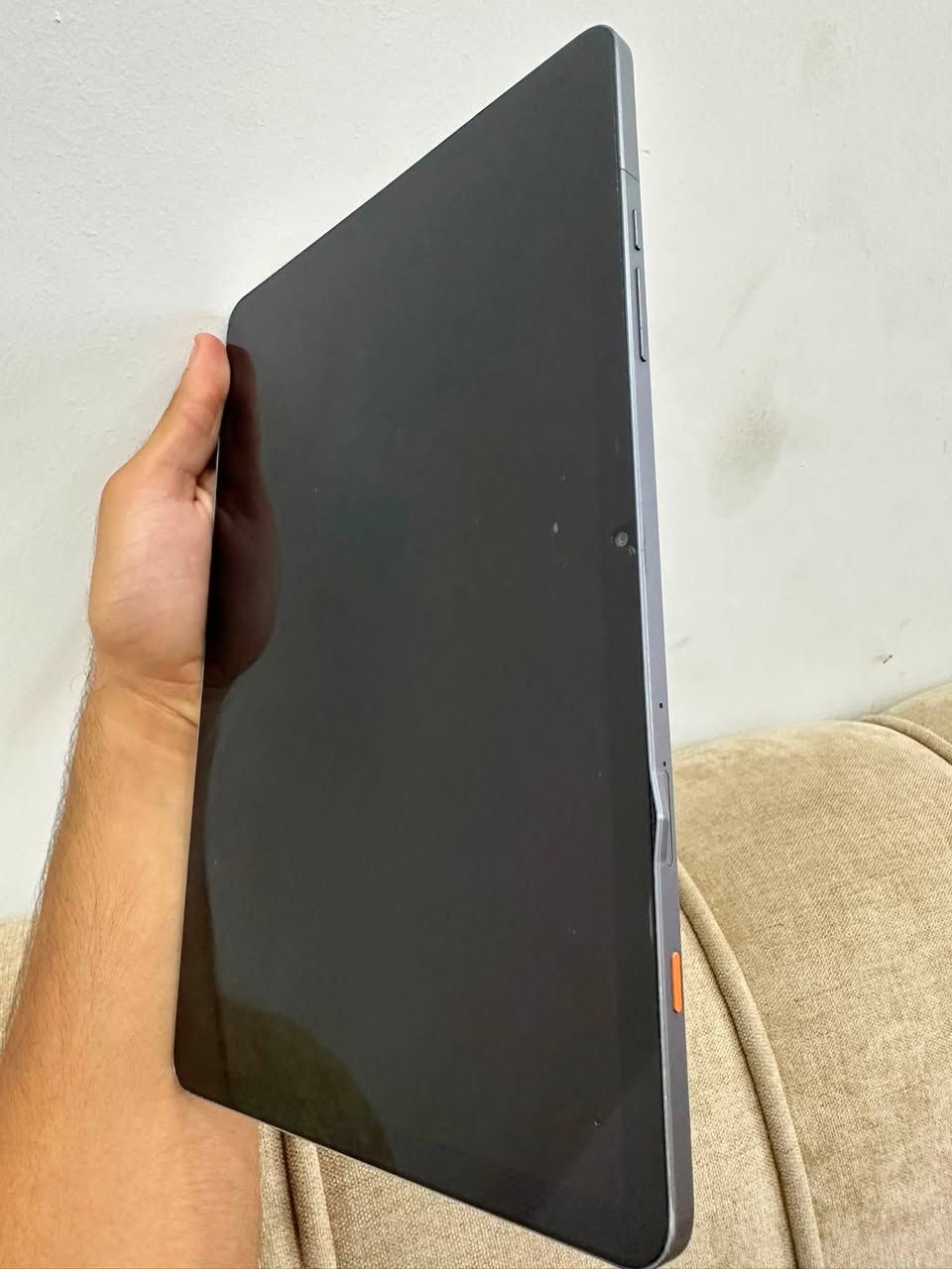 السلام عليكم، للبيع جهاز لوحي (تابلت) TECNO MEGAPAD SE كلش نظيف وجاهز للاستخدام:
الموديل: TECNO MEGAPAD SE (الطراز T1102W)
 المعالج: Snapdragon قوي وسريع للألعاب والتصفح
 الذاكرة والتخزين: 128 جيجابايت تخزين / 8 جيجا رام (4GB أساسي + 4GB إضافي)
 النظام: أندرويد 15 الحديث
 الصوت والشاشة: يدعم تقنية الصوت Dolby Atmos وتقنيات TECNO AI، الصوت ممتاز جداً للمشاهدة والدراسة
 الأداء مع الألعاب: يشغل لعبة ببجي (PUBG) والألعاب الثقيلة بسلاسة وبدون تقطيع
 الحالة العامة: الجهاز كلش نظيف ومستعمل قليل،  بيه ضرر خفيف جداً بالشاصي (ضربة بسيطة) كما موضح ومبين بالصور وما تأثر على الأداء نهائياً.
 الملحقات والمرفقات:
 الكارتونة الأصلية مال جهاز
 الشاحن والواير الأصلي من تكنو
 حافظة (كفر) حماية سيليكون شفاف
السعر المطلوب: 230 ألف دينار 
المكان: بغداد - حي الجهاد
للتواصل ورقم الهاتف: *********** (متواجد واتساب)
