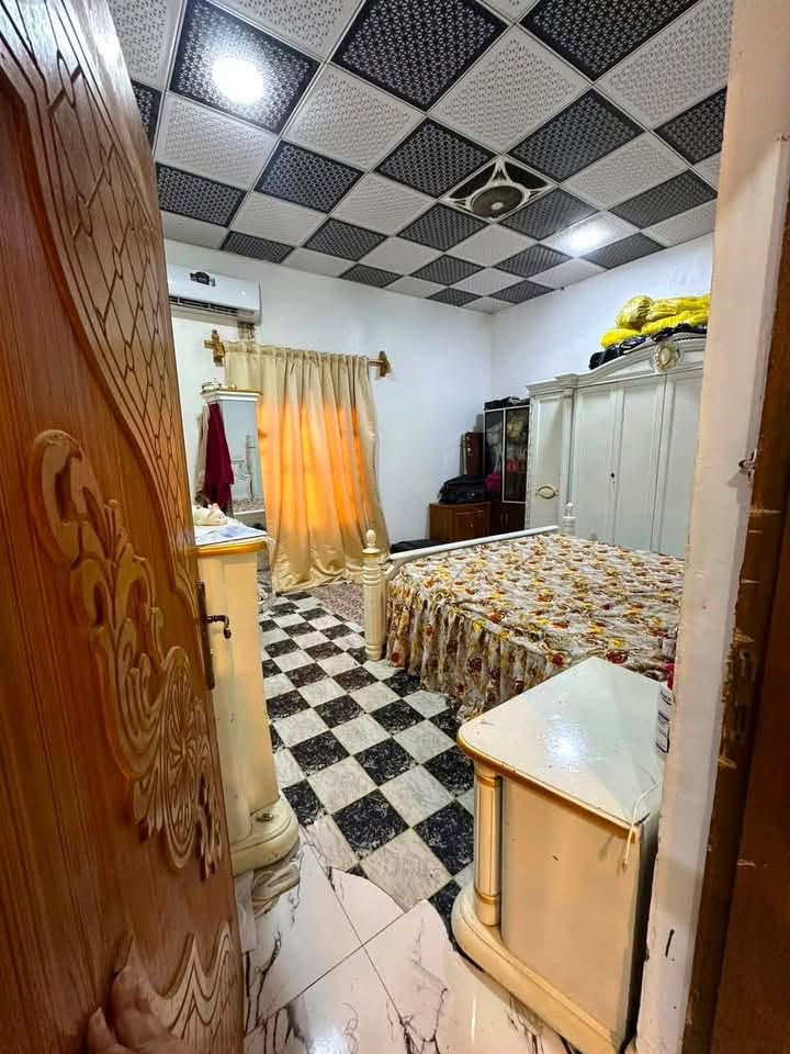 🏡 دار حديثة للبيع – بناء درجة أولى
📍 الموقع: البصرة – جزيره الصقر قرب حسينه سيد موسى 

✅ جميع الخدمات متوفرة بالكامل.
🔹 المساحة: 200
🔹 السند: طابو صرف – زراعي 
مواصفات الدار:
بناء حديث 
2غرف نوم قياس 4/5
صاله 4/7 
مطبخ 4/5
استقبال كبير4/5
صحيات داخلية
صحيات خارج البيت 
كراج 
السطح مشتغلي ايزكام كامل 

سعر البيت80 قابل للتفاوض بناء 2024
 رقم راعي البيت المالك ***********
متوفر وتساب واتصال
