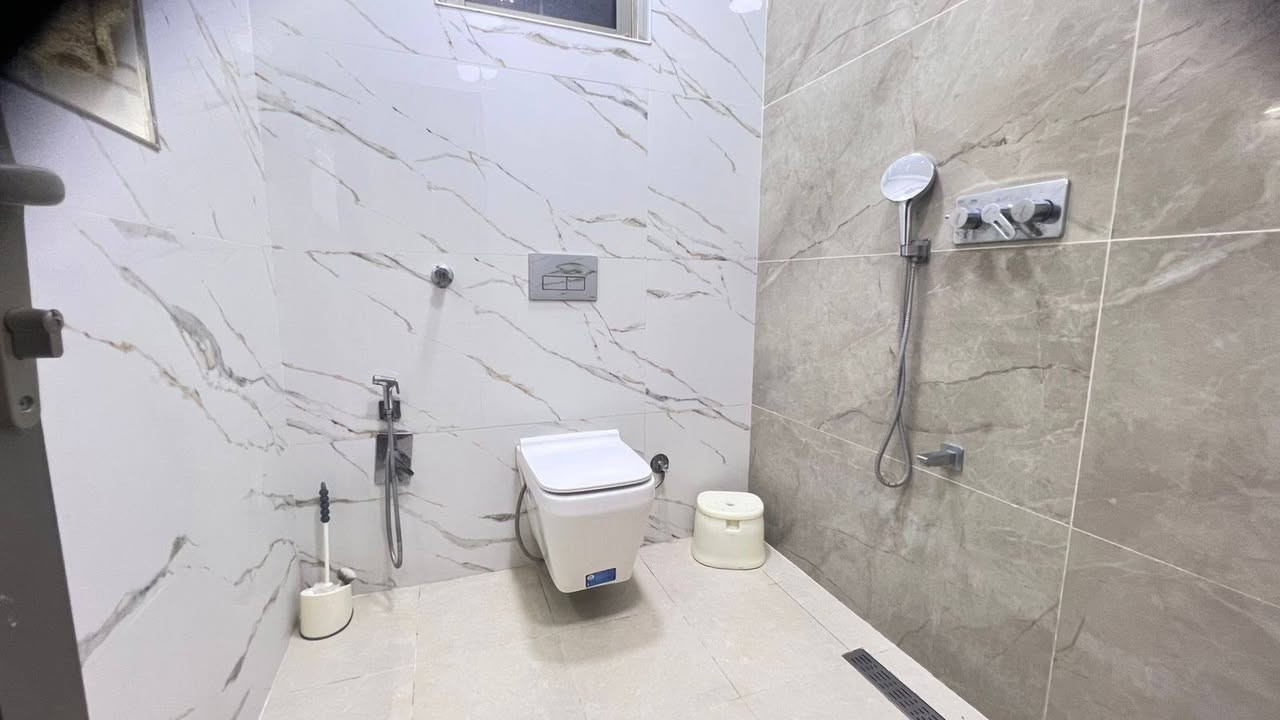 🏡✨ دار 140م² VIP للبيع | الكريعات ✨🏡

📍 موقع راقي هادئ قريب من الخدمات 👑
🗓️ بناء 2025 | مرمر درجة أولى 💎

📐 *مواصفات الأرض:*
📏 140م² | واجهة 8م 📐 × نزال 17م 
🛣️ شارع 10م | تبليط نظامي

🏠 *تفاصيل الـVIP:*
🛋️ استقبال فخم فاصل + هول كبير 
🛏️ 5 غرف نوم
🚿 3 صحيات مرمر معلق ✨
🍳 مطبخ مودرن بلت ان كامل 
💡 ديكور جبس + نجف كرستال + LED مخفي
🚪 ابواب تركي + شبابيك PVC عازل 
❄️ تاسيس سبالت + مروحة سقف

💰 السعر: 425 مليون دينار 
🤝 قابل للتفاوض للجادين فقط 
🚫 معتذرين من الوسطاء

📞 *للتواصل والمعاينة:*
🏢 شركة أصل الجوهرة للعقار والمقاولات
👤 بإدارة: أوس وياسر البحراني 
📱 ***********

🔔 تابع الصفحة حتى توصلك العروض أول بأول 🔔
