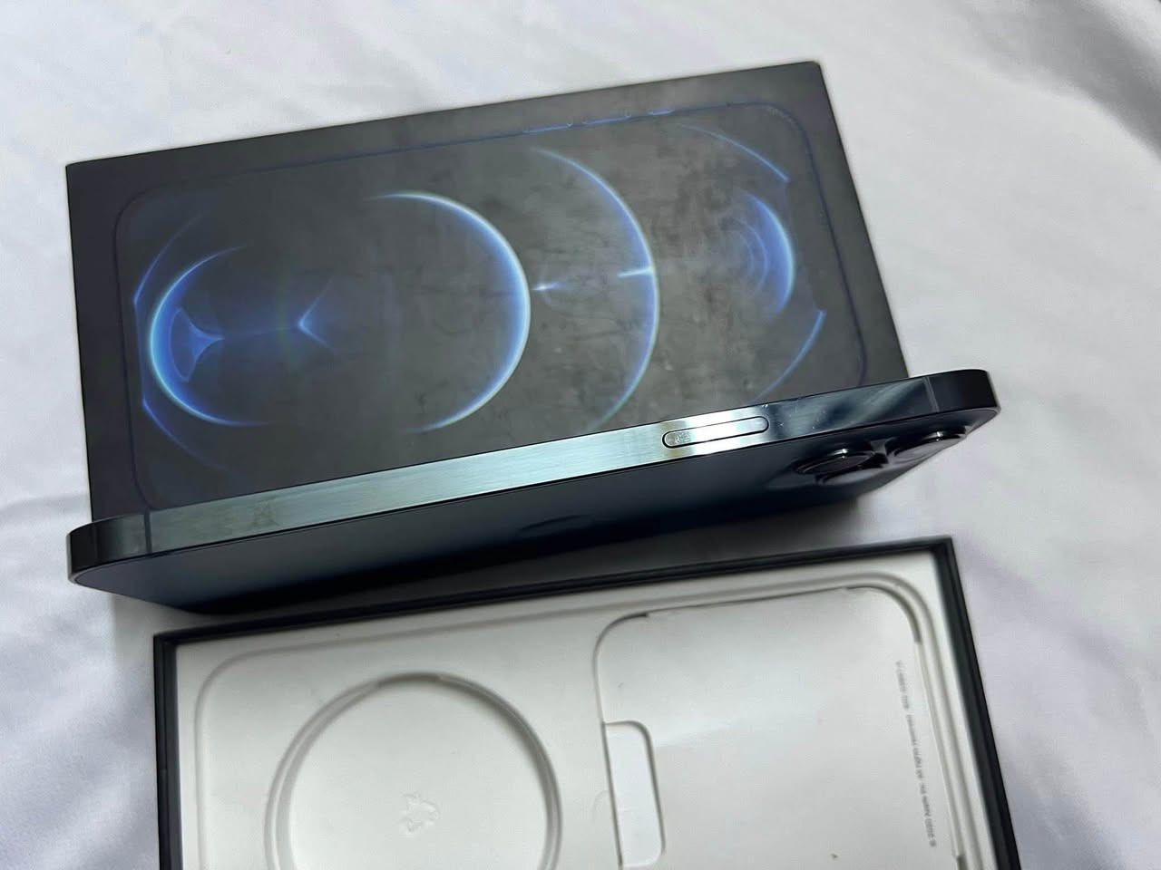 آيفون  12pro max آخو الجديد للبيع أو مراوس  نضافه ١٠٠ ٪؜ ممفتوح مكفول من الشخط كله شغال كارتونه وملحقات كامله ويه الجهاز بطاريته ٩٥ ٪؜ نموذج M ذاكره ١٢٨ مكاني البياع الشرطه الخامسه سعر قفل ٤٩٠ ألف ***********

