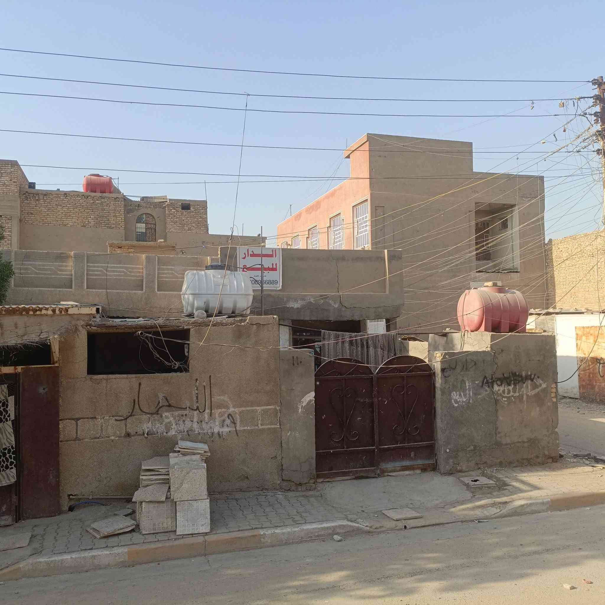 سلام عليكم بيت لبيع مساحته 200متر قرب سوق لكبير لبيت تعبان ومكسوم بيتين سعر120وبي مجال قليل رقم هاتف بي واتساب ***********
