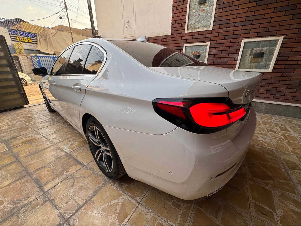 BMW 520 — موديل 2021 | وكالة العروش
السعر: 289 ورقة
للاستفسار: ***********
العنوان: بغداد – الدورة – شارع أبو طيارة

BMW 520 موديل 2021 وارد وكالة العروش، سيارة مميزة جداً بحالة راقية ومواصفات متكاملة، مع داخلية بلون قرميدي مميز.

أبرز المواصفات والتجهيزات:

* محرك BMW TwinPower Turbo
* ناقل حركة أوتوماتيك
* داخلية جلد بلون قرميدي مميز
* مقاعد كهربائية
* ذاكرة للمقعد
* شاشة وسطية كبيرة
* نظام ملاحة
* كاميرا خلفية
* حساسات أمامية وخلفية
* تشغيل بصمة ودخول ذكي
* فتحة سقف
* تحكم بالمقود
* تحكم بالمقاعد والمرايا كهربائياً
* إضاءة داخلية Ambient
* نظام صوتي متطور
* مثبت سرعة
* أنظمة BMW للسلامة والثبات
* جنوط BMW أصلية
* جميع الصيانات الدورية منفذة لدى وكالة العروش
* السيارة جاهزة من كل شيء
* ترخيص تضليل ساري المفعول
* رقم أربيل باسمي

سيارة نظيفة ومحافظة عليها، وصيانتها بالكامل لدى الوكالة، وجاهزة للاستخدام مباشرة.

السعر: 289 ورقة
للاستفسار: ***********
الموقع: بغداد – الدورة – شارع أبو طيارة بغداد, العراق
