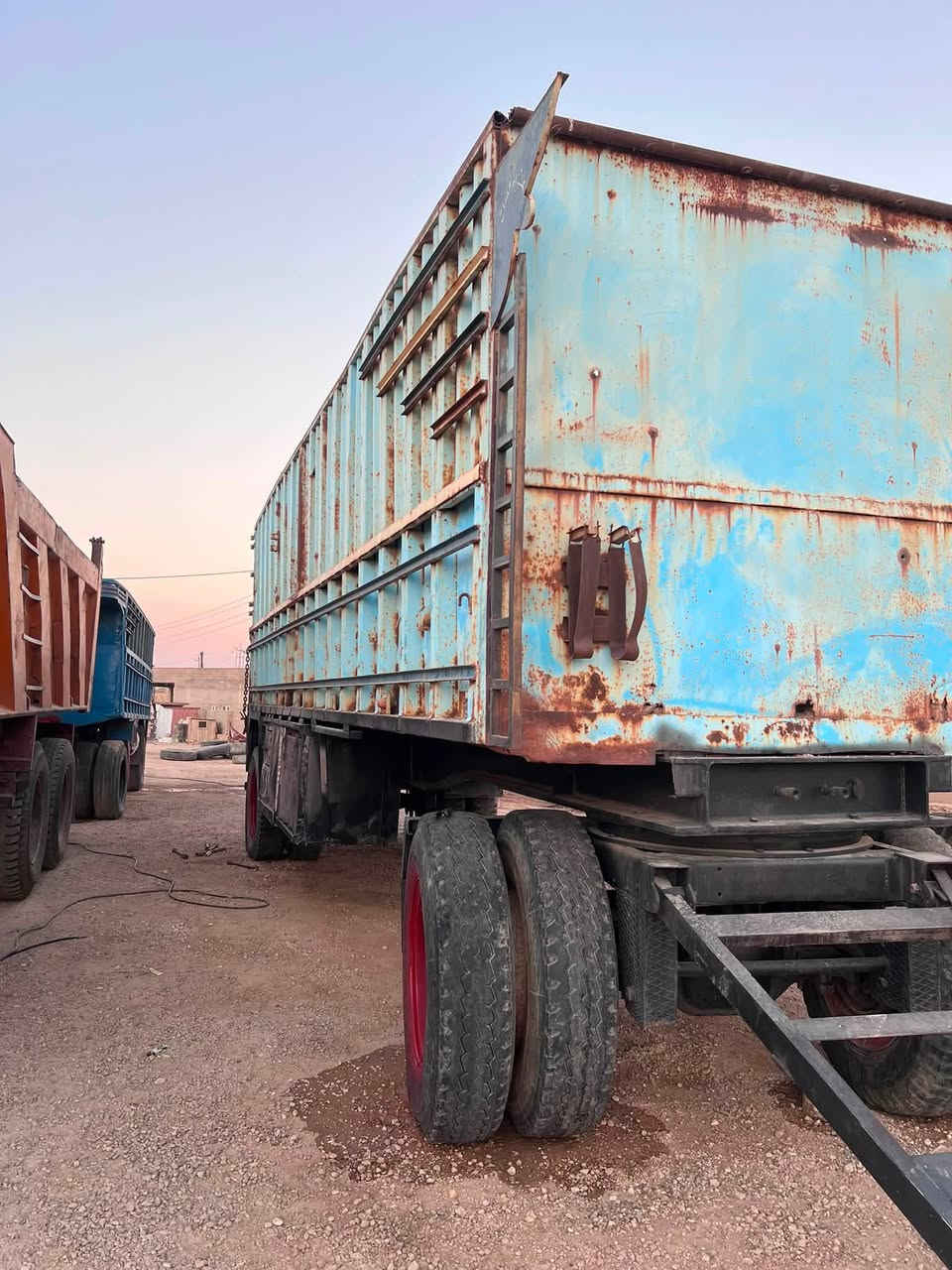 سلام عليكم للبيع مقطوره طول 8 ارتفاع مترين صينيه 110 مكفوله تايرات نص عمر هوك جديد استفسار *********** اني مكلف بل نشر
