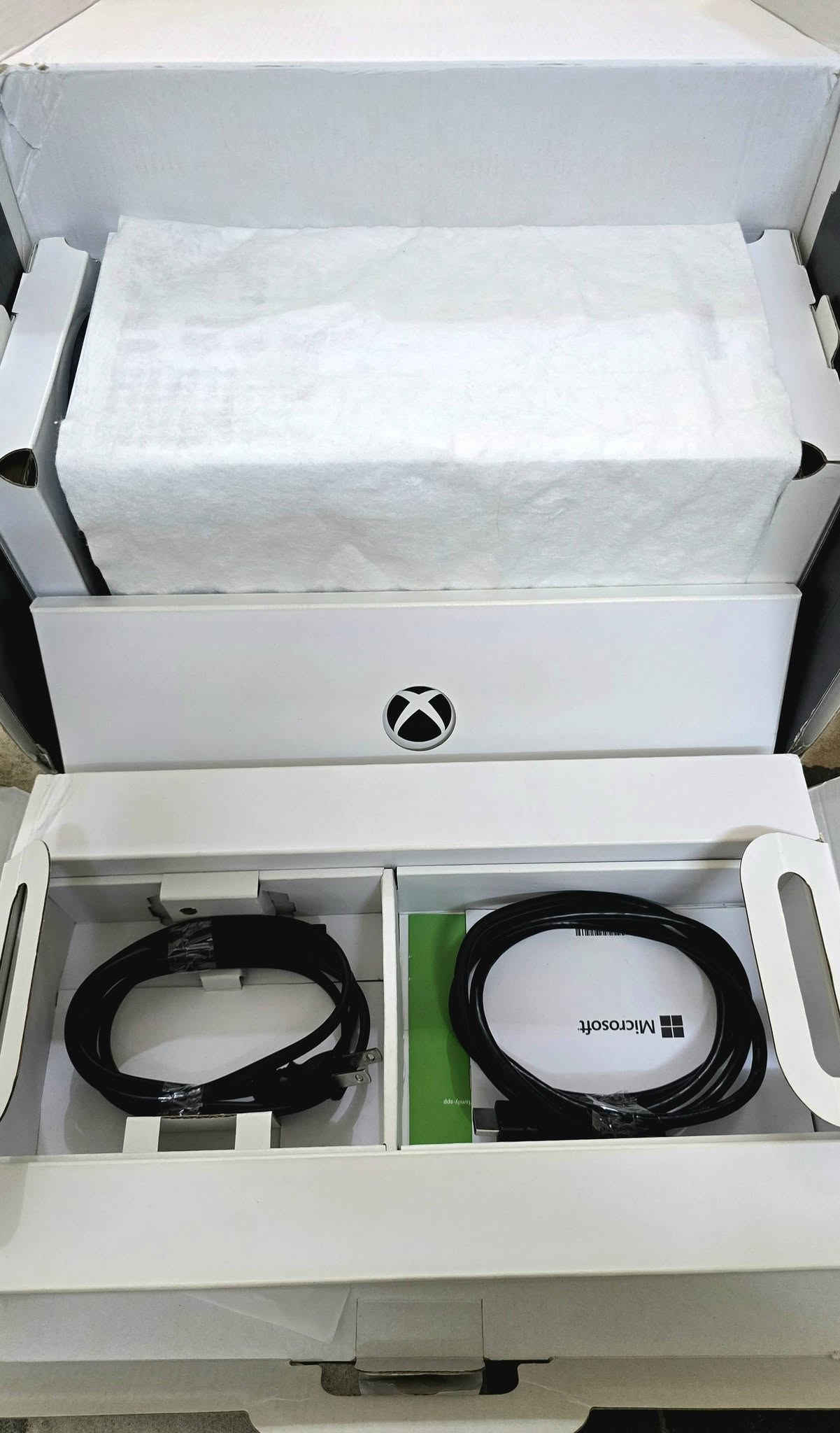 ⚪ اكس بوكس سيريس اكس ديجتال - 1 تيرا بايت ⚪
XBOX - SERIES X DIGITAL  - 1TB 
 اللون الابيض الثلجي .
 نظافة 1000% ( كما في الصور )

+ جويستك الشركة الأصلي
+ يو بي اس ups 850va  

🟡+ مكتبة العاب : من 25 لعبة :🟡

1. ريد ديد ريدمبشن 2 - ألتميت اديشن (Red Dead Redemption II)
2. أساسنز كريد أوديسي – ألتيمت إديشن (Assassin's Creed Odyssey – Ultimate Edition)
3. هيتمان 3 - النسخة الأولى (Hitman III)
4. هيتمان 3 - النسخة الثانية (Hitman III)
5. ذا ووكينغ ديد: الموسم الأول (The Walking Dead)
6. ذا ووكينغ ديد: الموسم الثاني (The Walking Dead: Season Two)
7. ذا ووكينغ ديد: أ نيو فرونتيير (The Walking Dead: A New Frontier)
8. تراك وورلد: أستراليا - فيرست هول (Truck World: Australia - First Haul)
9. ديمون إكس ماكينا: تايتانيك ساين - نسخة ديمو (Daemon X Machina: Titanic Scion - Demo)
10. باتلفيلد 4 (Battlefield 4)
11. باتلفيلد 1 (Battlefield 1)
12. باتلفيلد 5 (Battlefield V)
13. كول أوف ديوتي: مودرن وورفير 2 (Call of Duty: Modern Warfare II)
14. كول أوف ديوتي: مودرن وورفير 3 (Call of Duty: Modern Warfare III)
15. أساسنز كريد أوريجينز (Assassin's Creed Origins)
16. ديستني 2 (Destiny 2)
17. ديلتا فورس (Delta Force)
18. إي فوتبول (eFootball)
19. روكيت ليغ (Rocket League)
20. وار ثاندر (War Thunder)
21. أسفلت ليجندز يونايت (Asphalt Legends Unite)
22. سبليت جيت (Splitgate)
23. تيل مي واي - الفصل الأول (Tell Me Why - Chapter 1)
24. ريترو كلاسيكس (Retro Classics)
25. كاندي كراش ساجا (Candy Crush Saga)

🔴🔴 السعر : 850 الف قفل ✅ لذلك الرجاء عدم الاحراج في التعليقات او التواصل ، اذا ما عجبك السعر اترك الجهاز ، وكل الهلا بيكم 🌷 🔴🔴

🟡🟡 لا يوجد توصيل داخل بغداد ..🟡🟡
مكاني بغداد شارع فلسطين ، الجهاز معروض عند متجر الكترونيات في شارع فلسطين .. تفحص في المتجر على راحتك .. يلا تشتري .. وتدلل 🌷✅

🔴 واذا كان خارج بغداد - لا يوجد فحص 
تسلم المبلغ للمندوب ، يلا تستلم الجهاز .🔴

للتواصل واتس اب : ***********
الرجاء فقط الشراي يتواصل .. بدون احراج .. 🌷
