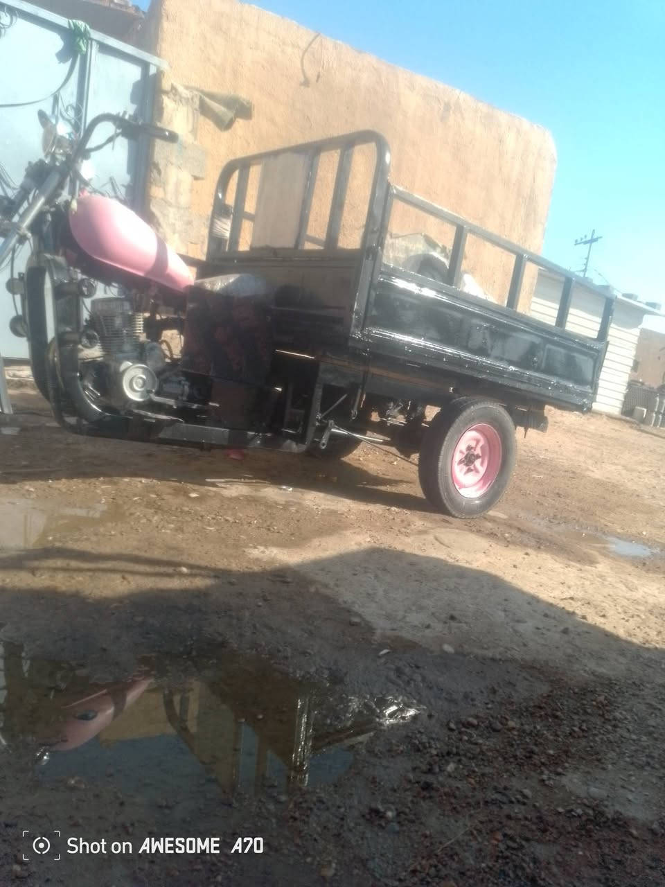 ***********

نص مكتوب في الصور:
- Shot on AWESOME A70