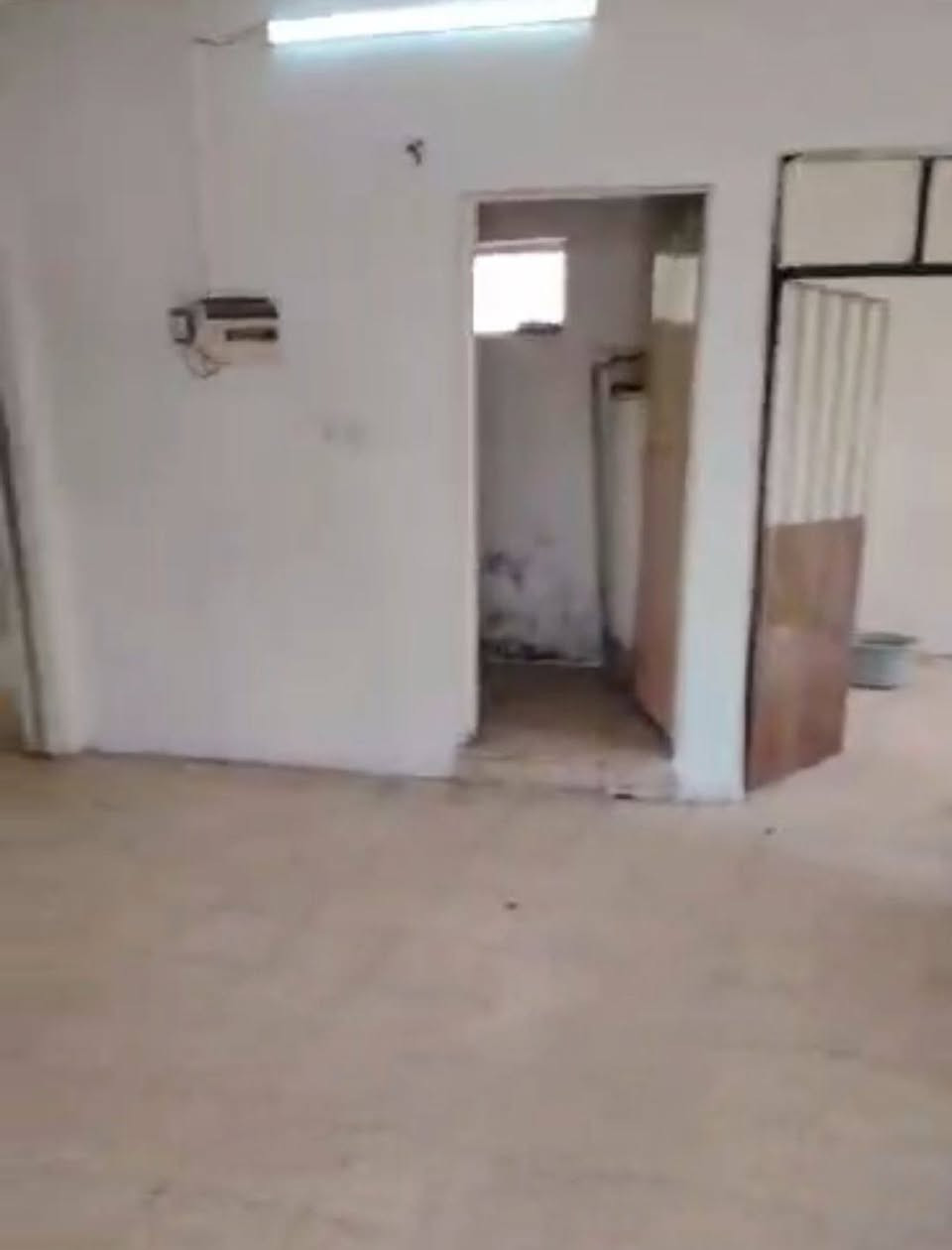 شقة طابق ثاني معزول درج خارجي 
غرفتين نوم وهول ومطبخ واستقبال وصحيات 
الإيجار 175
حي الميثاق خلف جامع الرقيب 
للاستفسار 📞 ***********
