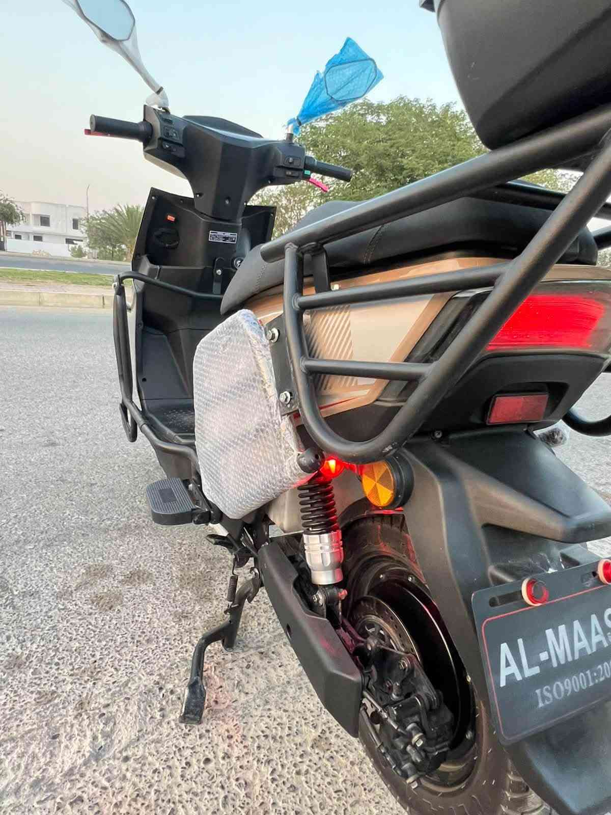السلام عليكم
دراجه شركة شبح الماسه 
موديل2026
موطور بالكارتون جديد
(اخو الزيروو مستخدم شي قليل جداً مكفول حتى من شخط ...)
(بطاريات عدد 6 على فحص ) 
فول مواصفات  «ملف3500
(نظام  R) (نظام P)
(مخرج شحن USP) 
(سرعة 99حقيقي) (سرع 4)
(سويجات بصمات كرتات)
(مثبت سرعة) 
لايت زنون عالي ناصي 
سماعة بلاتوث بلادي 
جنطه خلفيه بلاديه
اشاير يمنة يسرة دبل اشارة
السعر 700الف وبي مجال
الموقع داخل الرمادي 
الاستفسار :***********
