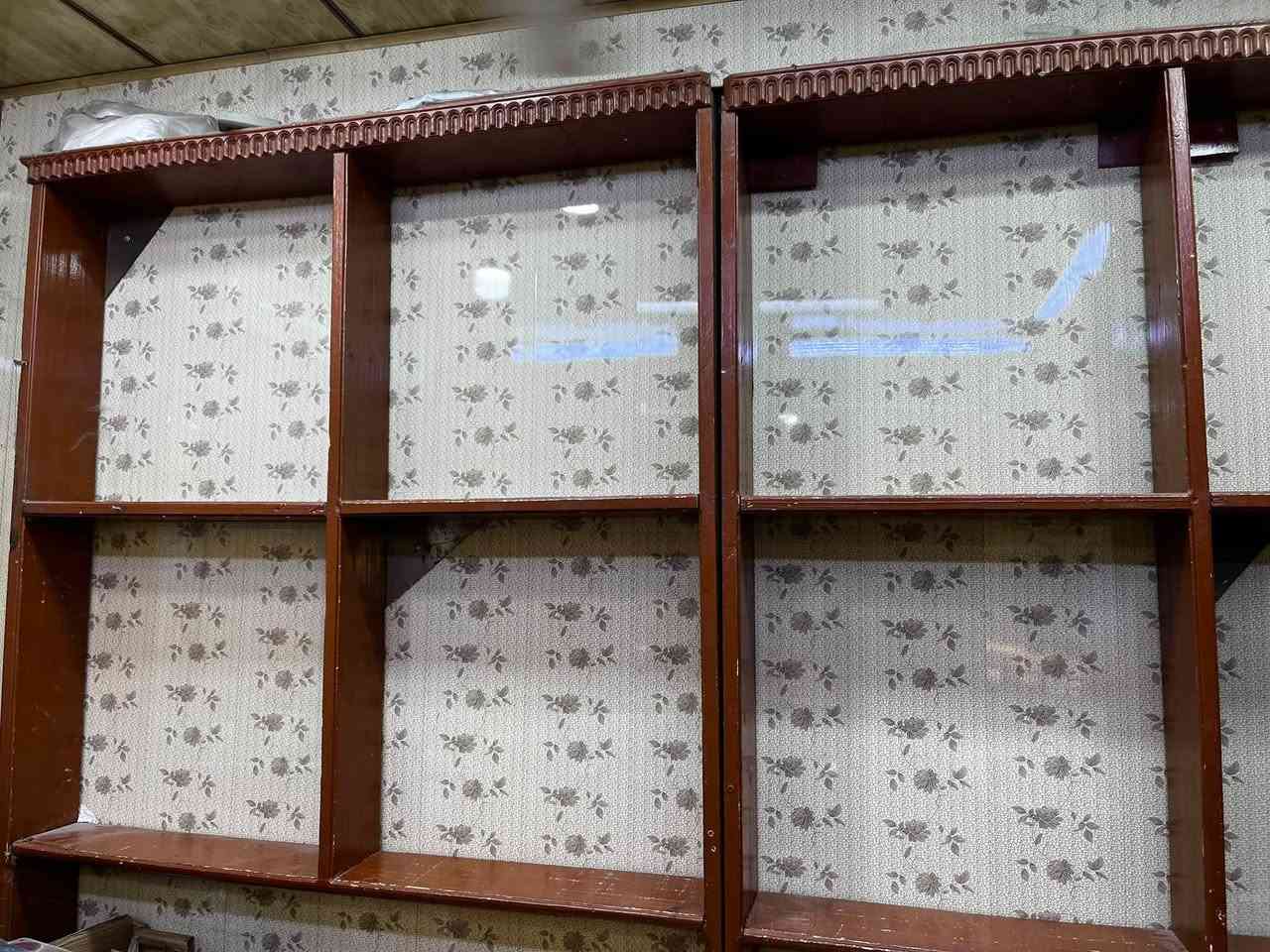 رفوف للبيع خشب قطعتين يعني 8 خانات ب175 الف للاستفسار ***********
