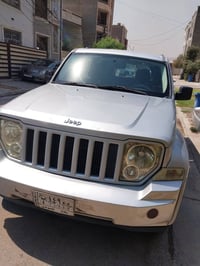 اخوان جيب ليبرتي 2011 للبيع مكينه وكير جيده حداديه  مضبوطه تخم تاير جد...
