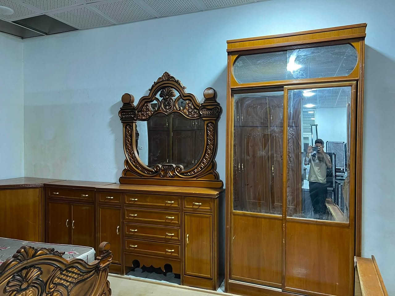 سلام عليكم اخوان عندي غرف نوم عراقي نضافه فول  الاستفسار ع رقم ***********مكان رمانه

