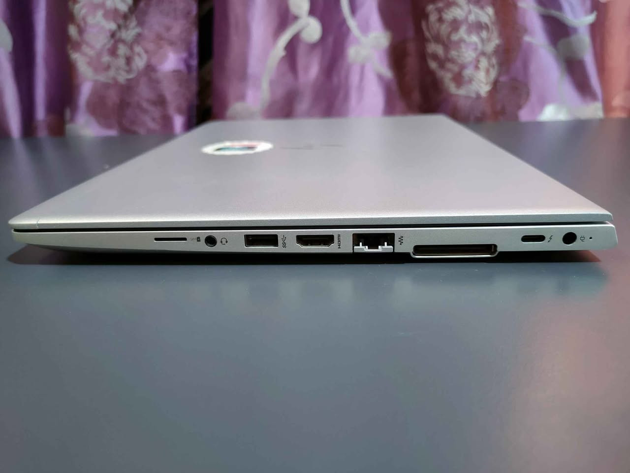 لابتوب HP ELITE BOOK 
....... 
المواصفات 
Processor : intel core i5-8365U
Installed RAM : 16 GB
Storage : 238 GB 
System : Windows 11 Pro
Screen: 14 inch

الجهاز مستعمل قليل جدا ونضيف و خفيف الوزن 
......
مواصفات اضافية 
1)  كيبورد عربي و انجليزي و الكيبور فيه اضاءة 
2) بصمة وجة و بصمة اصبع 
3) سبيكر امامي على طول الجهاز 
4) بطارية تدوم 3 ساعات و اكثر
5) شتر كامرة 
...............
السعر 350 الف قفل 
عنواني البصرة مركز البصرة 
الشراي يتفضل واتساب *********** Singapore
