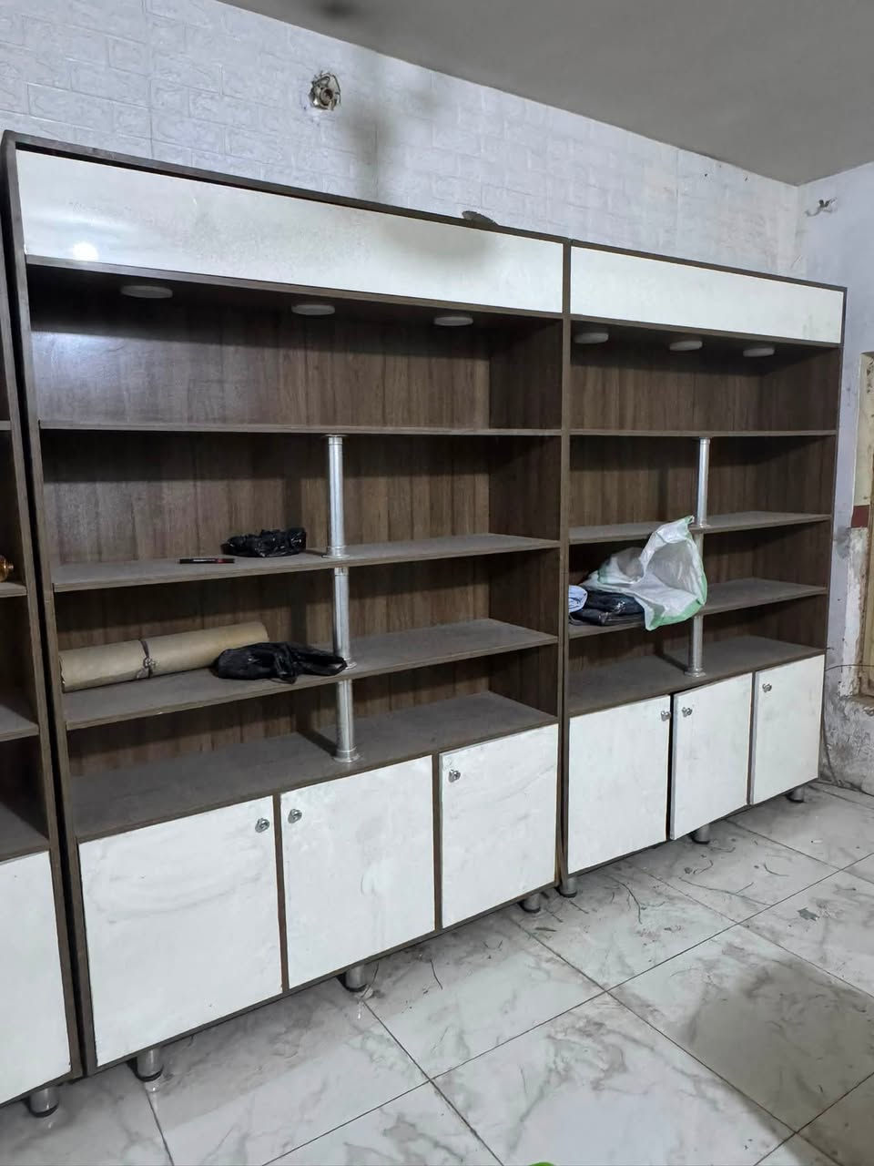 عندي رفوف العدد ٣  الرض ١٥٠ والارتفاع ٢٢٠ رفوف درجة اولى تكمة وثگيل والانارة جاهزة ابيعهن شلع ٥٠٠ الف مكاني بغداد بجميلة ***********
