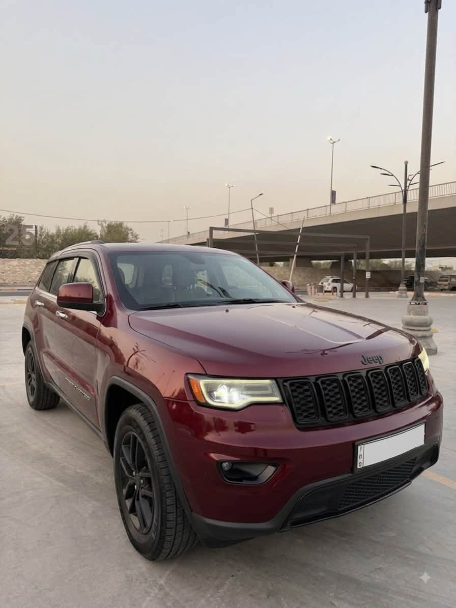 السلام عليكم
للبيع فقط بدون مراوس 

 جيب جراند شيروكي  … 2020 

🇺🇸 وارد أمريكي

🔹 محرك V6 3.6L

🔹 كير أوتوماتيك 8 سرعات

🔹 دفع رباعي 4×4

🔹 داخل جلد بيجي 

🔹 مقاعد أمامية كهرباء

🔹 شاشة كبيره 

🔹 كاميرا خلفية

🔹 حساسات أمامية وخلفية

🔹 مثبت سرعة 

🔹 مراقبة النقطة العمياء

🔹 تشغيل ودخول ذكي

🔹صندوق كهرباء

🔹 مازدات LEd

🛠️ الحادث: جاملغ وباب السائق .+ صبغ باب خلفي 
                    بارد بسيط مكانين بجهه الصدر 

🚘 السيارة جاهزة بدون نقص صدر امامي خلفي جديد 
تايرات جدد 
سيرفس كامل بيها .. 

السعر.  20500$ وبيها مجال بسيط 

📞 للاستفسار : ***********
