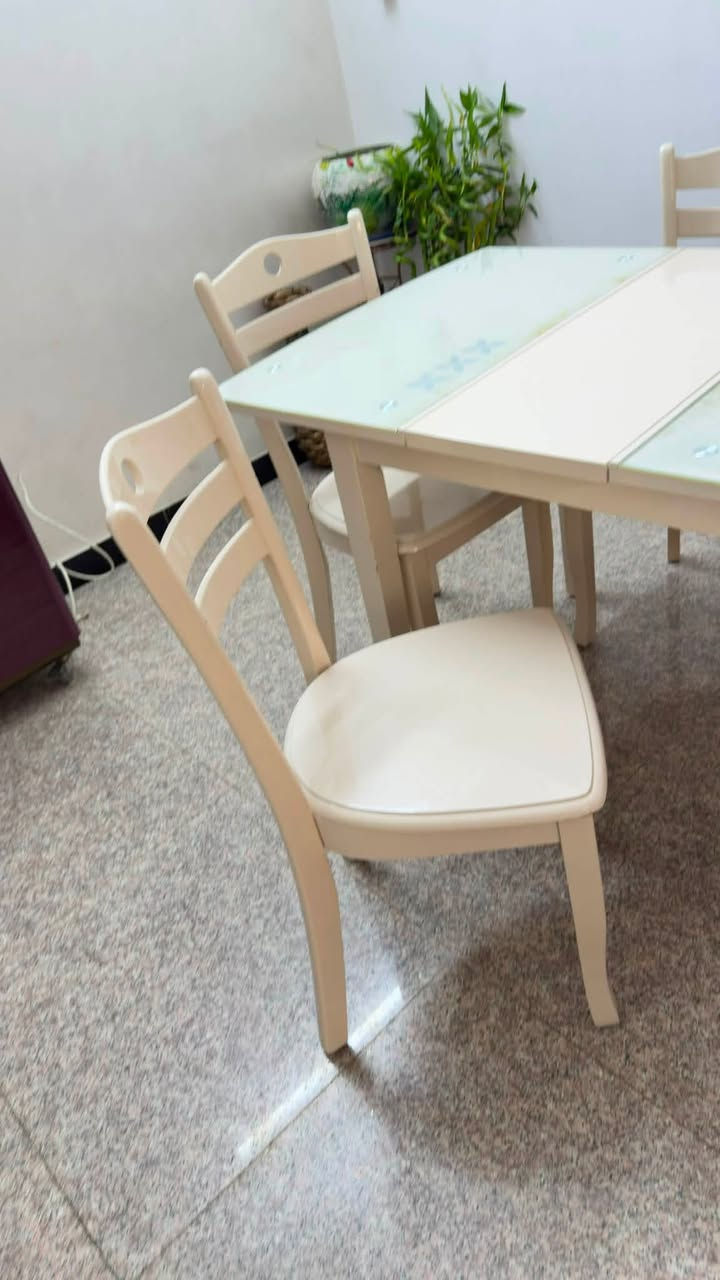 ميز + اربع كراسي سعره 95  مكان بغداد حي الجامعه
***********
