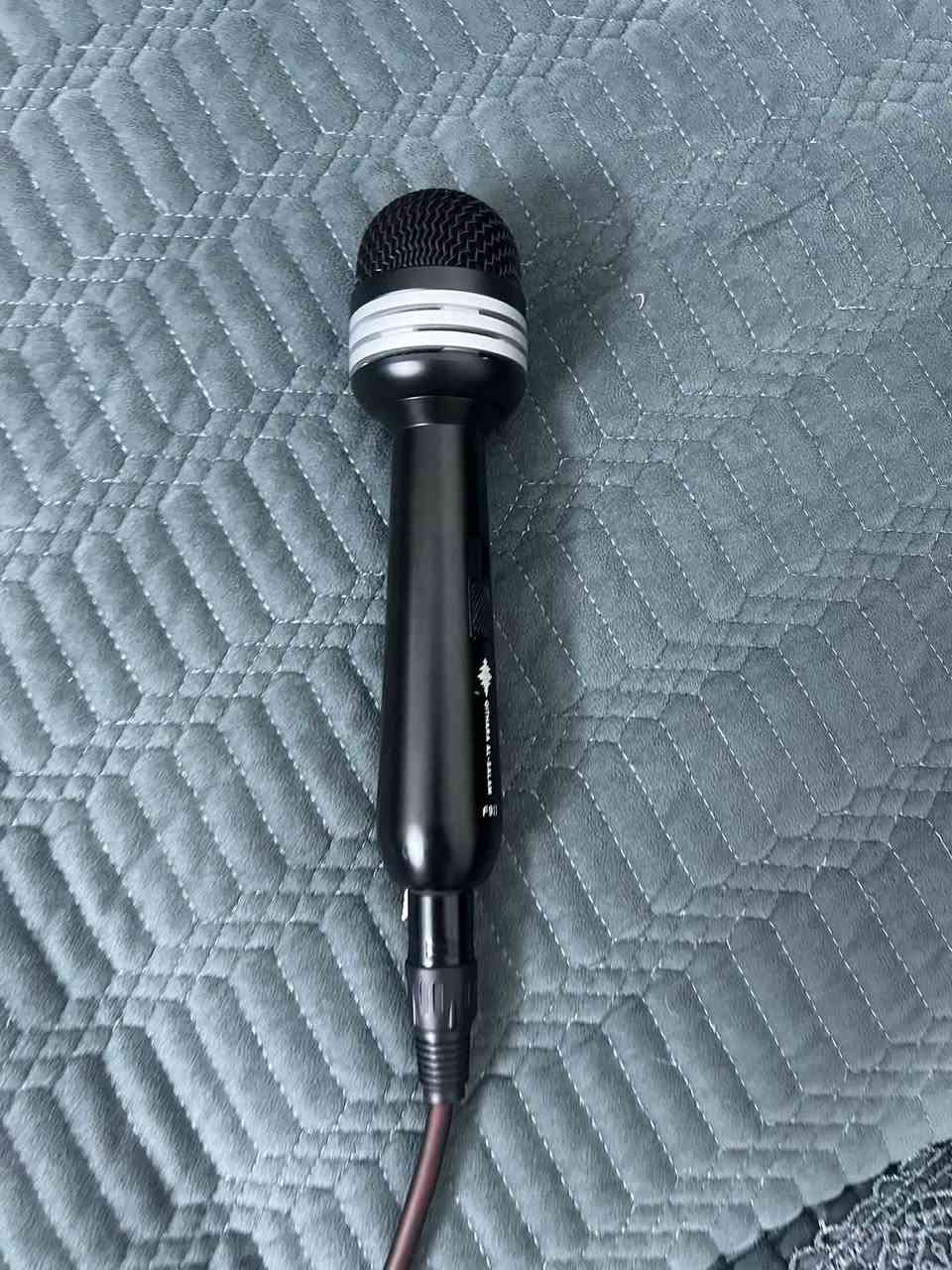 ميكسر ست خطوط يعني ياخذ ست مايكات مع سماعه ممتازه ومايك احترافي للبيع مشتغل قليل مشتري قبل شهر جديد حتى اغراض موجوده السعر 320 دولار …. مثل هذا ميكسر يستعمل للمساجد والمناسبات الدينيه والتعازي …. الاتصال على هذا الرقم ***********
