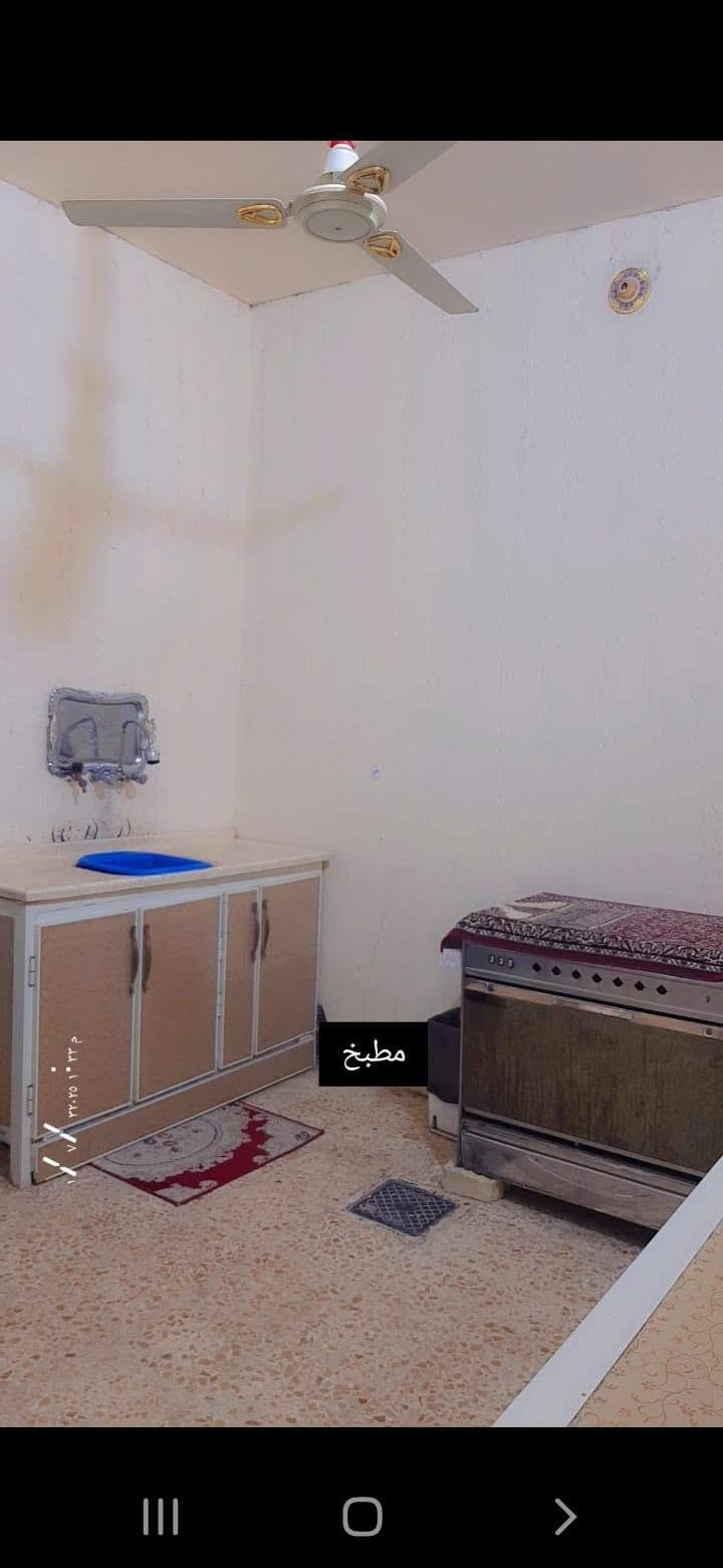 السلام عليكم
الدار للبيع حي الميلاد قرب شارع الحولي 7بيت عن الحولي 
100متر 
بناء عكادة 
بية غرفة وصالة ومطبخ واستقبال 
وبية غرفة فوك سندويج 
للستفسار: *********** واتساب

نص مكتوب في الصور:
- أستقبال
- استقبال
- الحوش
- غرفة
- مطبخ
- المَمَر
- صالة
- ٢٠٢٣/١٠/٠١ ١٠:٣٨ م