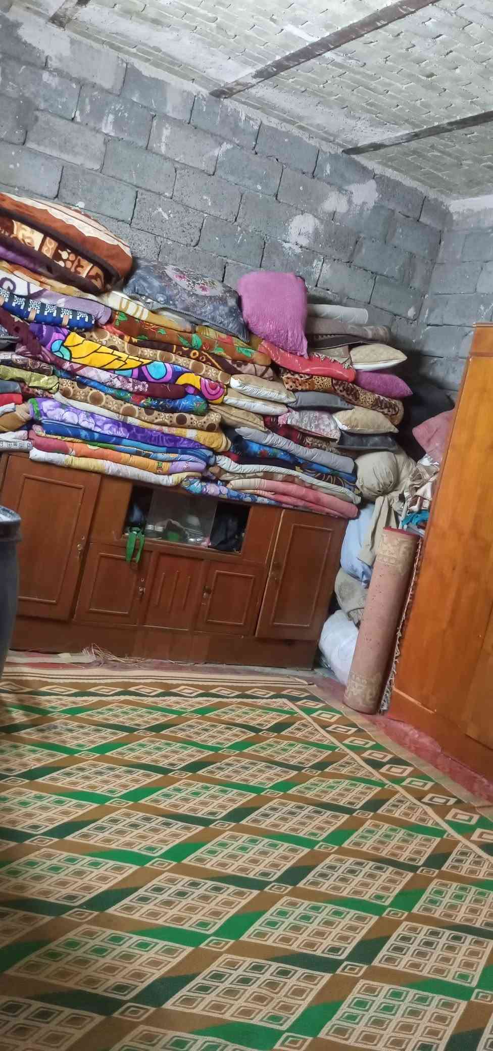 السلام عليكم بيت للبيع المساحة ١٠٠متر الواجهة ٥ والنزال ٢٠ يحتوي على إستقبال وغرفة وصالة مع صحيات خارجية والسقف عقادة مع درج خارجي زراعي سند ٢٥ المحموديه حي السيدة زينب السعر ١٧ وبي مجال الشراي يتصل على الرقم 078‪14422120 بي واتساب مستعجل على بيعة
