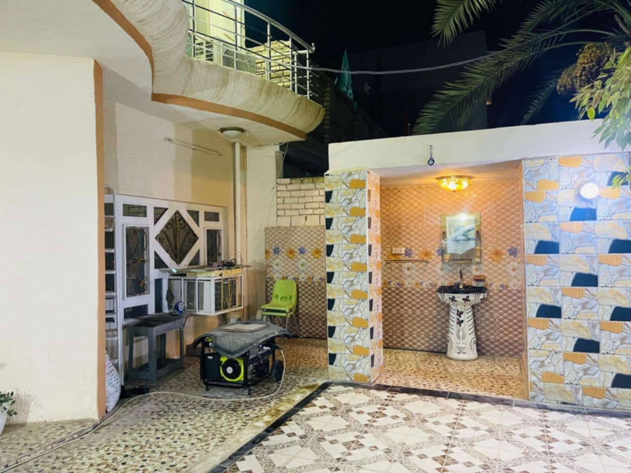 دار سكن طابو صرف في حي ( الأمير الأول )
خلف مدرسة ( سكينة بنت الحسن ) 
مساحة ٢٥٠ م - كل البيت طابوق 
 الطابقين صب كونكريت مسلح
( طابقين ) - ( ٣ غرف نوم )
(الطابق الأول  / غرفة نوم واحدة + صحيات  )
( طابق الثاني / ٢ غرف نوم + صحيات + ٢ مخازن 
+ صالة كبيرة )
( السطح أيزوكام ) - ( بناء درجة أولى )
( شارع بعرض ١٠ م ) - ماء - كهرباء - تبليط - مجاري

للاستفسار مراجعة مكتب غازي للعقار     
واسط - الزبيدية - قرب أفران المائدة   ***********   
***********
