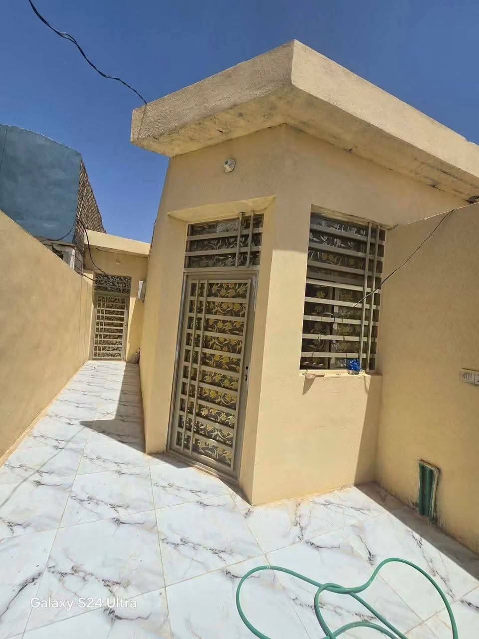 بيت لبيع بشارع المطار الجديد المساحه ١٠٠متر بناء جديد مفتاح مباشر تستلم يحتوي على غرفه وصاله ومطبخ وستقبال ومكشوفه وصحيات داخليه وخارجيه السعر 33 وبي مجال للستفسار مكتب الصدرين  ***********
