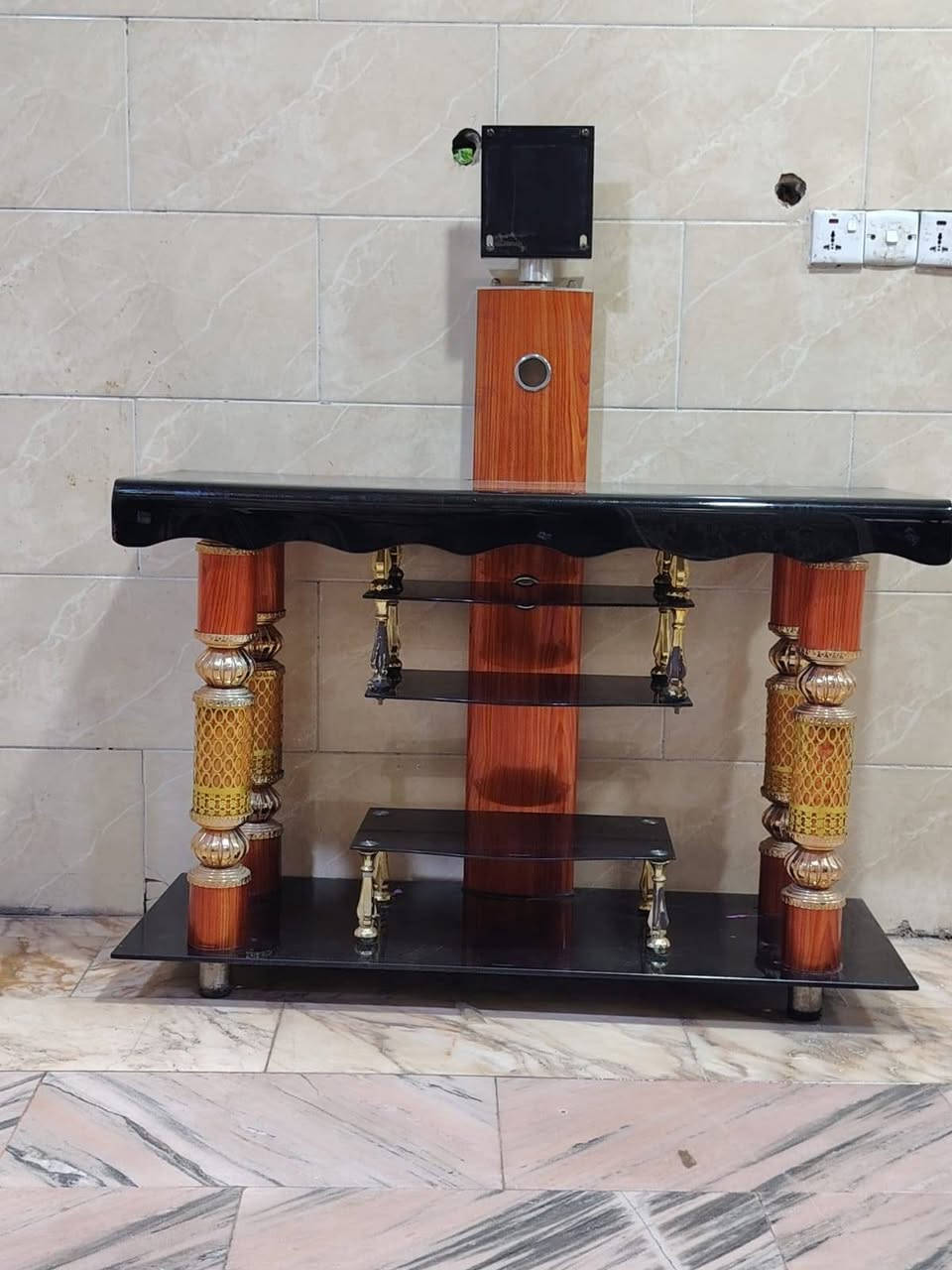 ميز شاشة البيع السعر 30 وبي مجال المكان حي الحورء قرب حي العباس ***********بي واتساب
