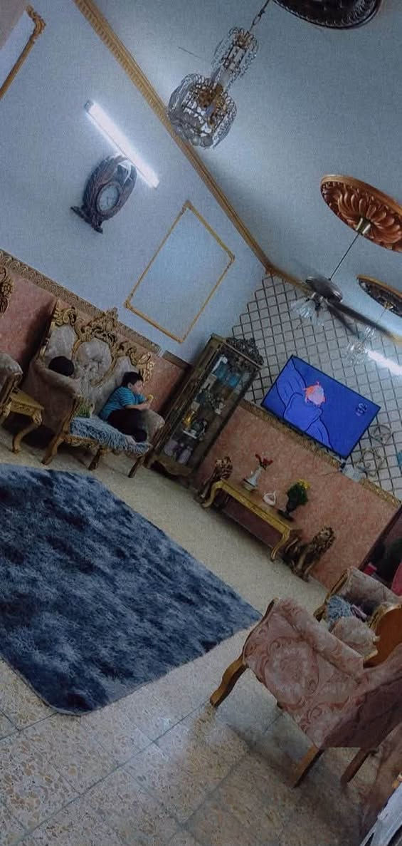 بيت الا يجار معالف 🏠
مساحه البيت ١٠٠ متر 
يحتوت على كراج كبير 🚗
حمام خارجي 🛁
صاله مساحه ٨x٤ 
مطبخ حار وبارد 🥪
حمام داخلي
طابق ثاني يتكون ٣ غرف نوم 🛌 
طابق ثالث مخزن كبير 
سطحين 
سعر ايجار ٥٠٠ قابل الى تفاوض $
ملاحظه بيت كوله مرمر نضافه ٩٩٪؜١٠٠
يجار من صاحب بيت بدون تدخل دالال 
الى تواصل على رقم ***********
