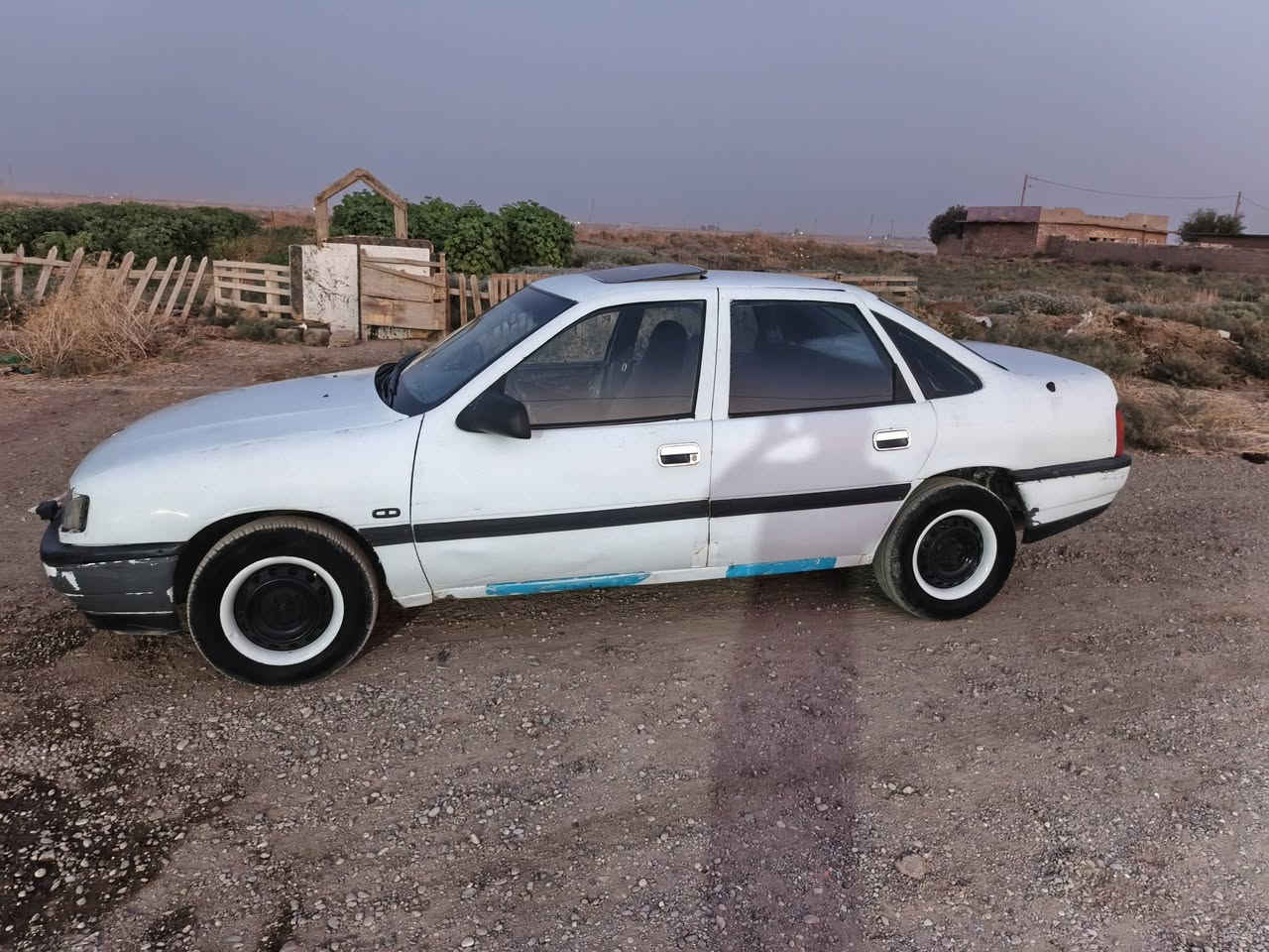 وبل للبيع موديل 1990سنويه صاقطه بل الفين 22دفتر بانزين موجود السياره مكلوبه السعر 21اتصل ***********
