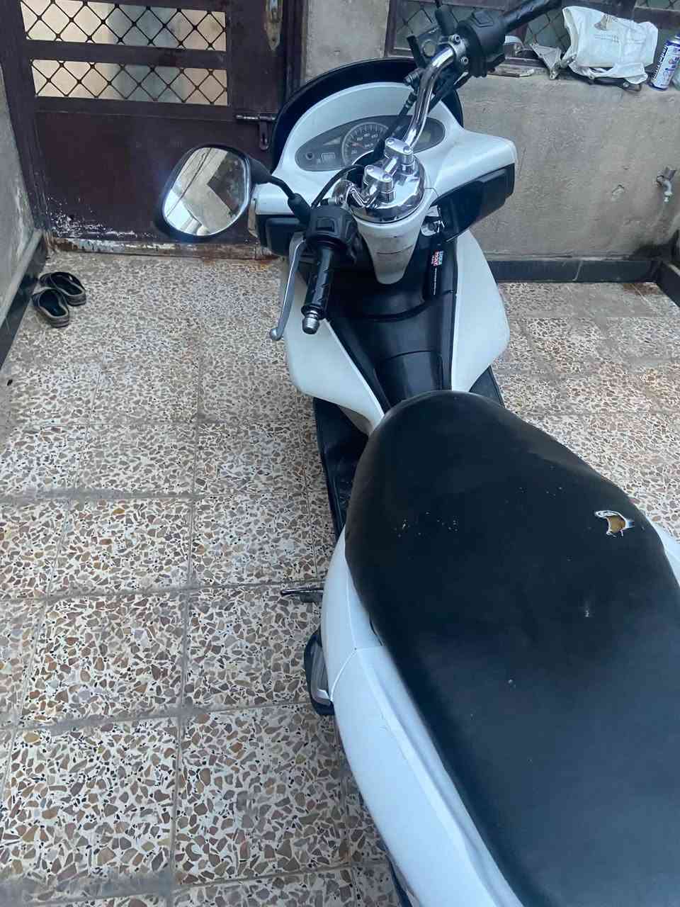 تفتصيل بلصور

نص مكتوب في الصور:
- كروب بي سي اكس 2024 pcx
- سلام عليكم دراجه بي سي اكس جيل اول دراجه كفراتها كدامك الدراجه تخربط مكينه ممفتوحه السعر ٧٥٠ وبيها مجال مكان الحسينيه رقم التلفون ***********