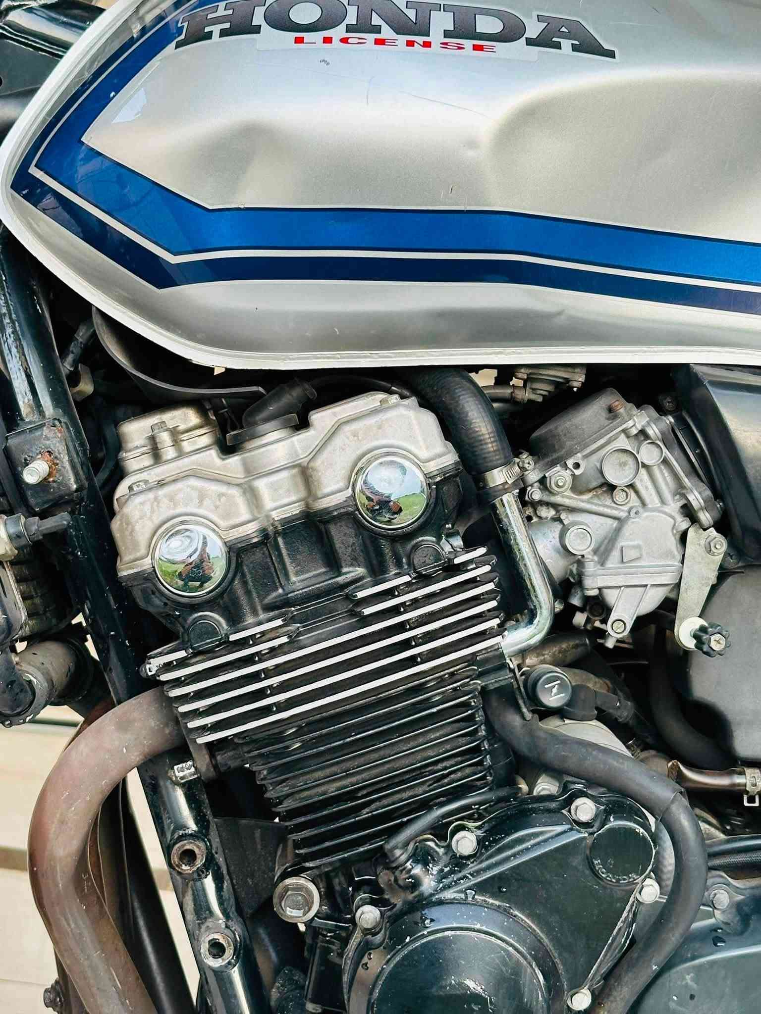 لسلام عليكم 
شباب اليوم جبتلكم cb400 موديل 2004
جيل ثاني هايبر 
حاويه شرط قبل شهرين نازله من لمعرض 
لمزاد مالته موجود 
ماشيه 11 الف حقيقي 
دراجه مزود عليهه من
كلجات رياضي + يدات رياضي + دبلات bm + صالنصه رياضي+ وصالنه كاتم مالت شركه 
دراجه من لمعرض عل بيت شرط كفاله عامه وراح نزل الكم صوره 
رجاءا لحد يكسر بحلال العالم واذا ما تعرف شنو الحاويه وشنو اسعارهن لا تحجي من يمك وتنطي سعر 
مكلف بل نشر رقم صاحب دراجه 
***********

سعر 20 وبي مجال
