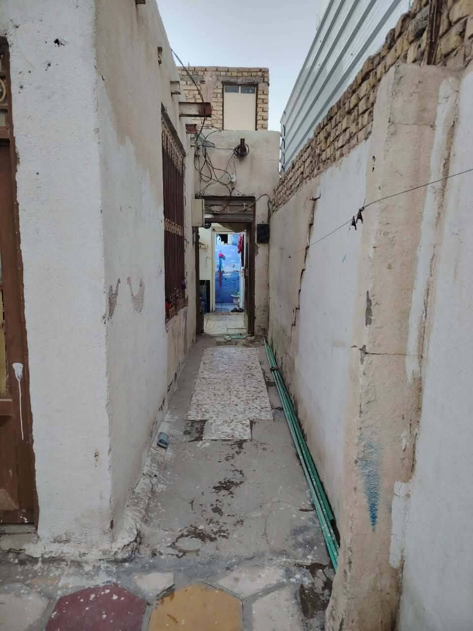 سلام عليكم بيت للبيع المساحه 100متر يحتوي على غرفه وصاله ومطبخ واستقبال في حي نيسان مقابل حي العسكري طابو زراعي سعر 22وبي مجال ***********
