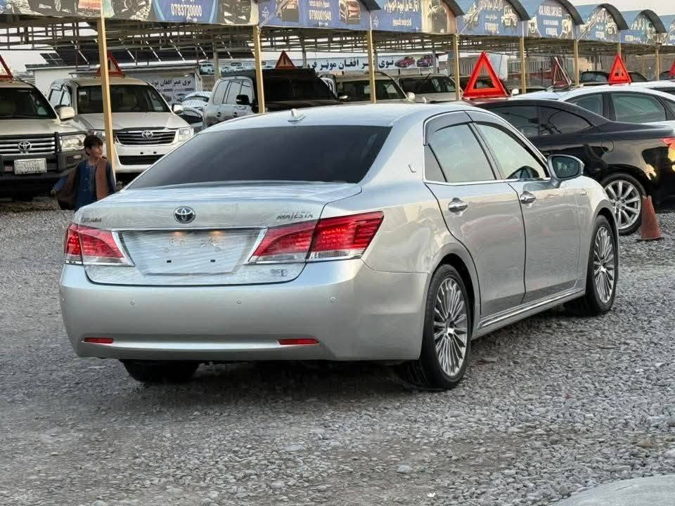 ماشااللە
تۆیۆتا کراون ماجێستا (Toyota Crown Majesta)S210
2018

​سیستەمی هایبرید Hybrid oil powar
تێکڕای هێزی بزوێنەر و ماتۆڕە کارەباییەکە نزیکەی 338 ئەسپە (343 PS).
لایپی پێشەوەی LEDی زیرەک (Adaptive LED headlights) و لایپی دواوەی تایبەت بە مۆدێلی ماجێستا.
کوشنی جڵدی کوالیتی بەرز لەگەڵ سیستەمی گەرمکردن و ساردکردن بۆ کوشنەکان.
دوو شاشە لە ناوەڕاستی دەشبۆرد (شاشەی زانیاری و شاشەی کۆنتڕۆڵی سیستەمی هەوا و ئۆدیۆ
ناوەوەی ئۆتۆمبێلەکە بە ئاستێکی زۆر بەرز لە دەنگ و ژاوەژاوی دەرەوە دابڕێنراوە
سەرجەم سەنسەرەکان: سەنسەری پێشەوە و دواوە لەگەڵ کامێرای دواوە و هەندێک جۆریان کامێرای 360 پلە.

کۆنتڕۆڵی خێرایی زیرەک (Adaptive Cruise Control
فووول فووول سەیارەکە ساخە
تەنانەت محەوەریش نیە
نەوەتازەکانی کراون لە خزمەتی کوردایە
شوێن جەمجەماڵ 
ڕەقەم ***********

نص مكتوب في الصور:
- ***********790001948