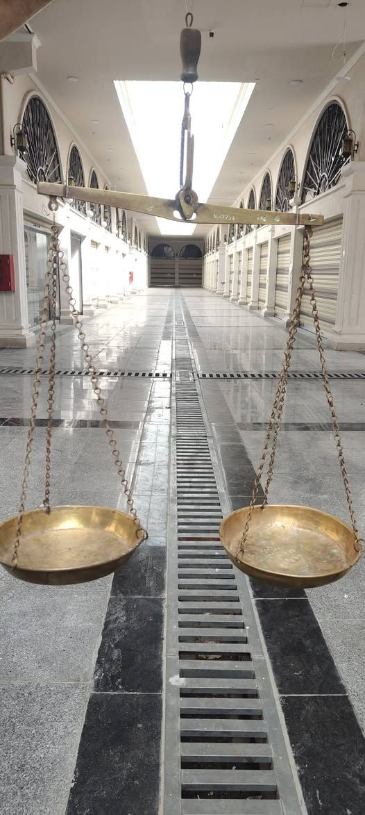 السلام عليكم
ميزان قديم اوربي على الاغلب نحاس بالكامل مختم حجم كبير  كما موضح بالصور  اكتب تم. يصلك السعر او تواصل وات ساب ***********
