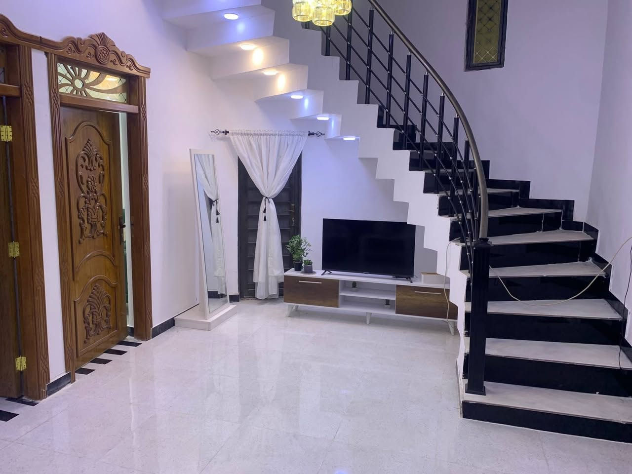 يتوفر الدينا بيت للبيع في ابي الخصيب حمدان شارع مركز حمدان قريب من شارع الرئيسي مال حمدان قريب من سوق اومصتوصف حمدان طابو زراعي عراقي سند 25وكله ونسخه من طابو مباشر تكاتب معا ابو طابو عراقي موجود مساحة البيت 150م يحتوي على 2غرف منام وصاله اوديوان أو مطبخ وكراج وحديقه بيت بناء جديد شغل دراجة أولى جميع الخدمات منطقة متكاملة السعر البيت 90مليون او قابل اللتفاوض إلا ستفسار رقم الهاتف *********** بيت جاهز للسكن تسليم مفتاح فول مواصفات
