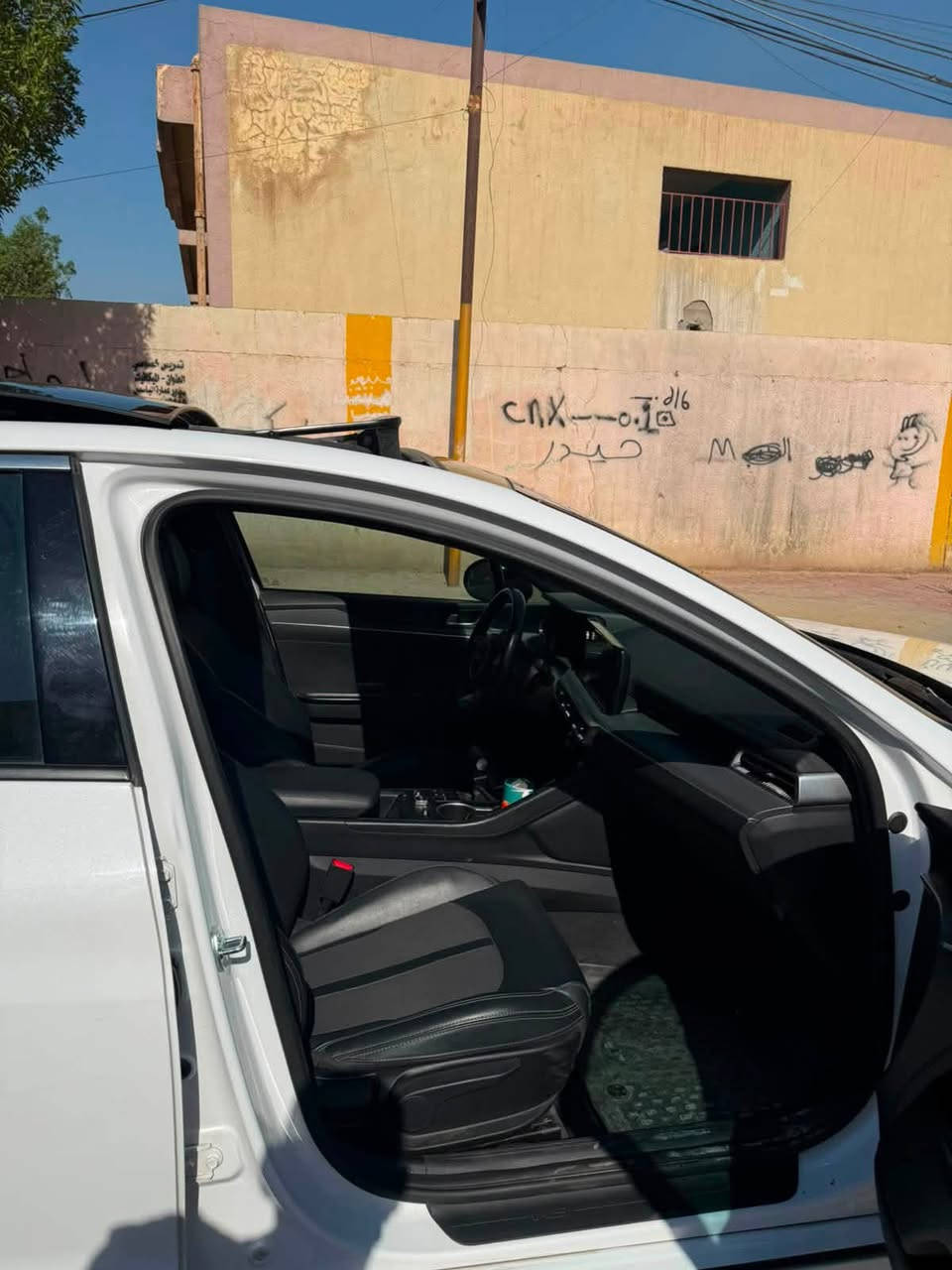 سلام عليكم
كي فايف k5 ( لون ابيض🔥 ) جي تي لاين
السيارة موديل ٢٠٢٤ فول فول مواصفات
 وارد امريكي
   مواصفات Gt Line فول موصفات😍

المواصفات:
1- بصمة ابواب وتشغيل عن بعد
2 بنوراما 
3-تحكم استيرن كامل 
4- كشنات كهرباء
5-كراسي جلدوختم شعار GTline
6-رادار امامي + خلفي (توقف خلفي ذاتي) 
7- شاشه كبيرة كار بلي( بلوتوث ، USB  AUX )
9- ماشيه27 كيلو 
10- رادار امامي + خلفي
11- لد نهاري
‏12 -انظمه قيادك 6
13-ويل كب 18
14- شاشه عرض  بالدشبول
15- كروز سرعه ذكي  ( مثبت سرعه )
16-رقق بغداد 
17-سايد بريك بصمه 
‏18- GPS الخرائط
19-تبريد ثلج ❄️
وبعد بيها هواي مواصفات 
سيارة جاهزه من كل شي تخم تايرات ق
السيارة مرقمة كاملة بأسمي رقم بغداد 
مكاني بغداد الدورة 
السعر 189$ وبيها مجال بسيط
***********
